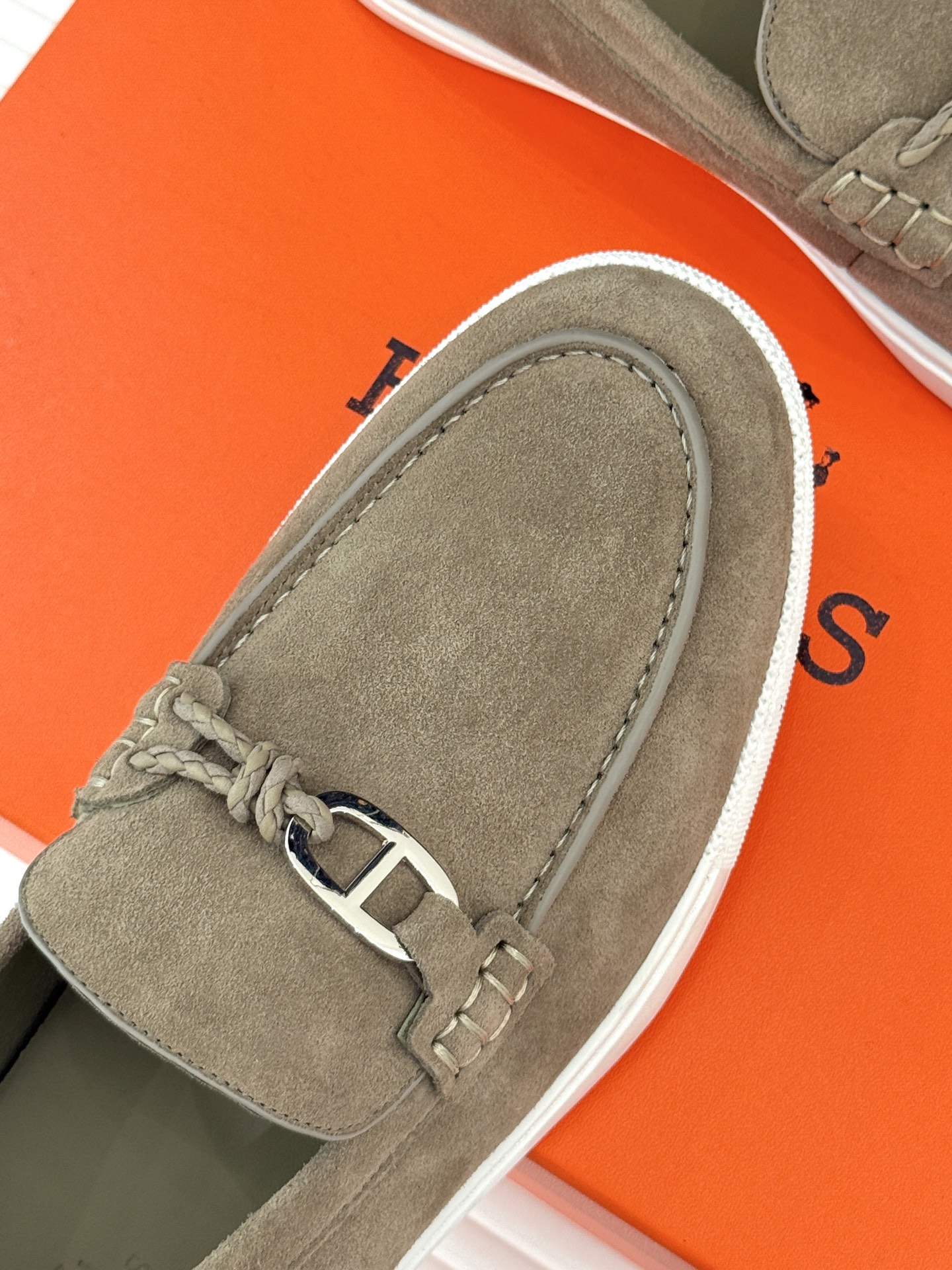 
Hermès/爱马仕25WF新品复古情侣款乐福鞋
爱情—是岁月长河里的熠熠星辰
而这双乐福鞋则是这浪漫