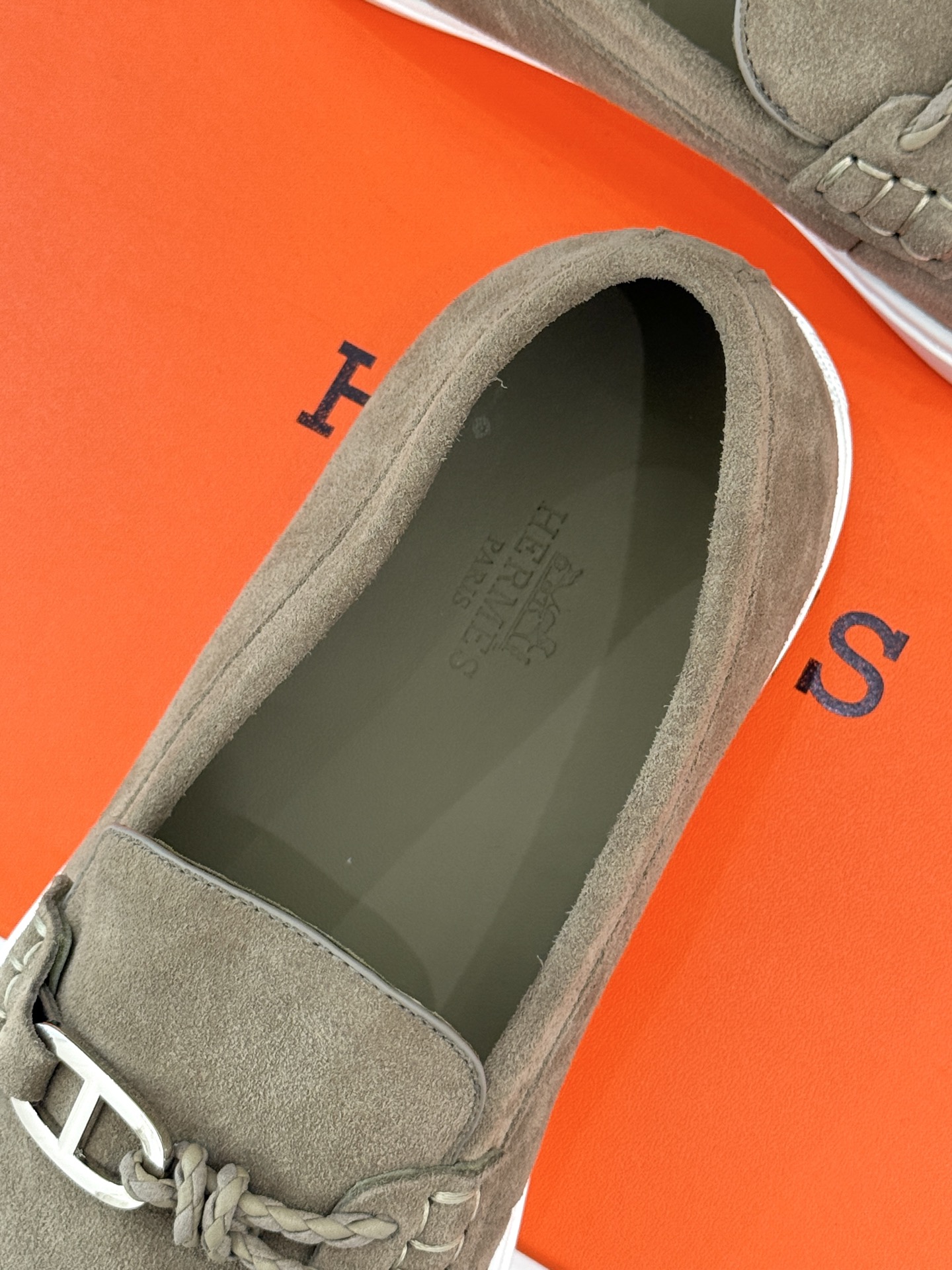 
Hermès/爱马仕25WF新品复古情侣款乐福鞋
爱情—是岁月长河里的熠熠星辰
而这双乐福鞋则是这浪漫