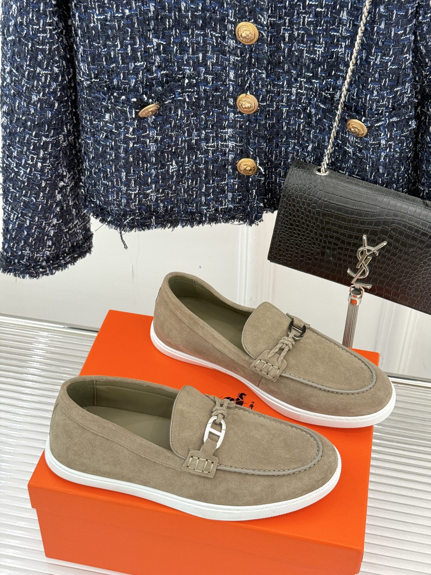 
Hermès/爱马仕25WF新品复古情侣款乐福鞋
爱情—是岁月长河里的熠熠星辰
而这双乐福鞋则是这浪漫