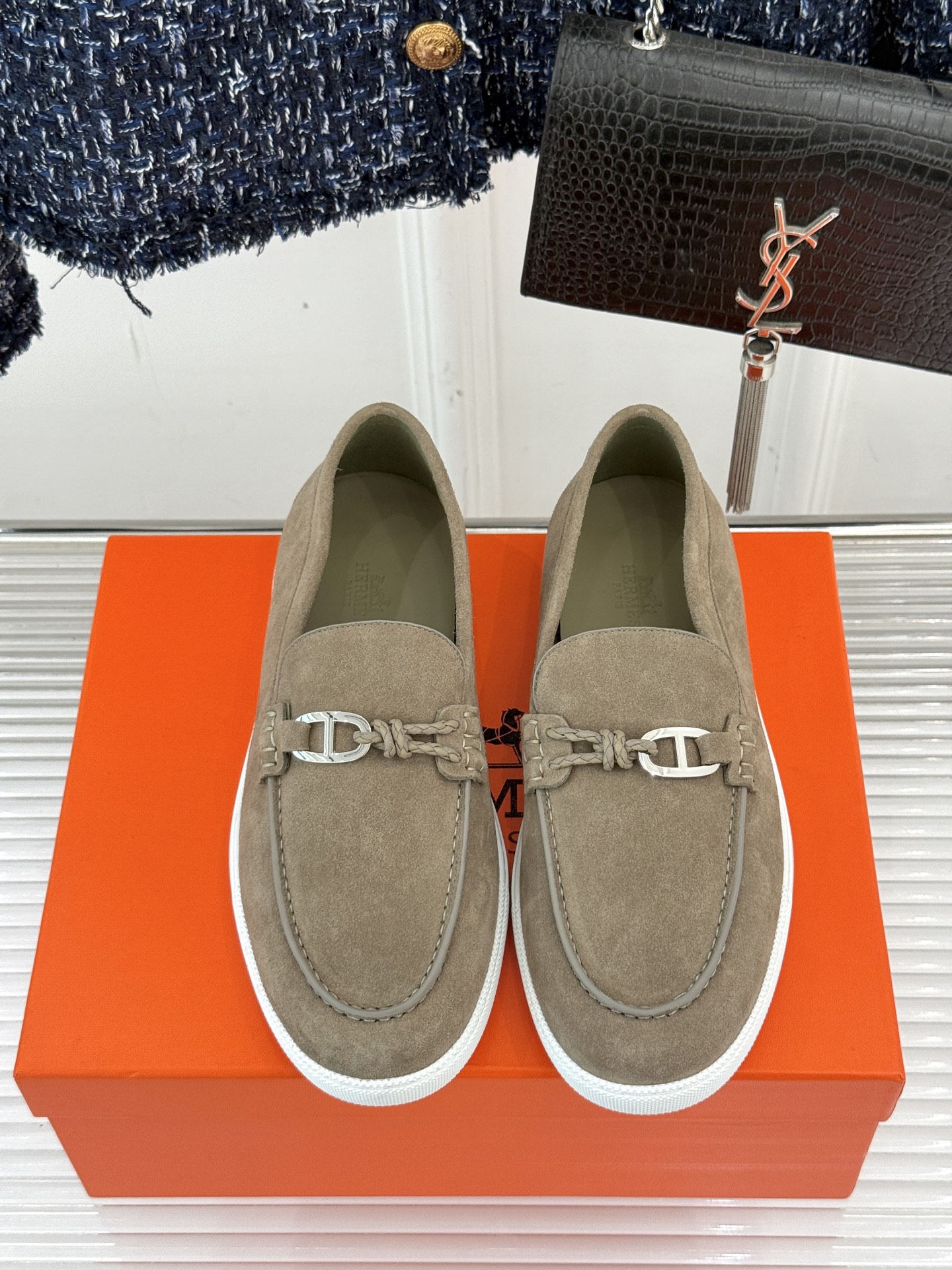 
Hermès/爱马仕25WF新品复古情侣款乐福鞋
爱情—是岁月长河里的熠熠星辰
而这双乐福鞋则是这浪漫