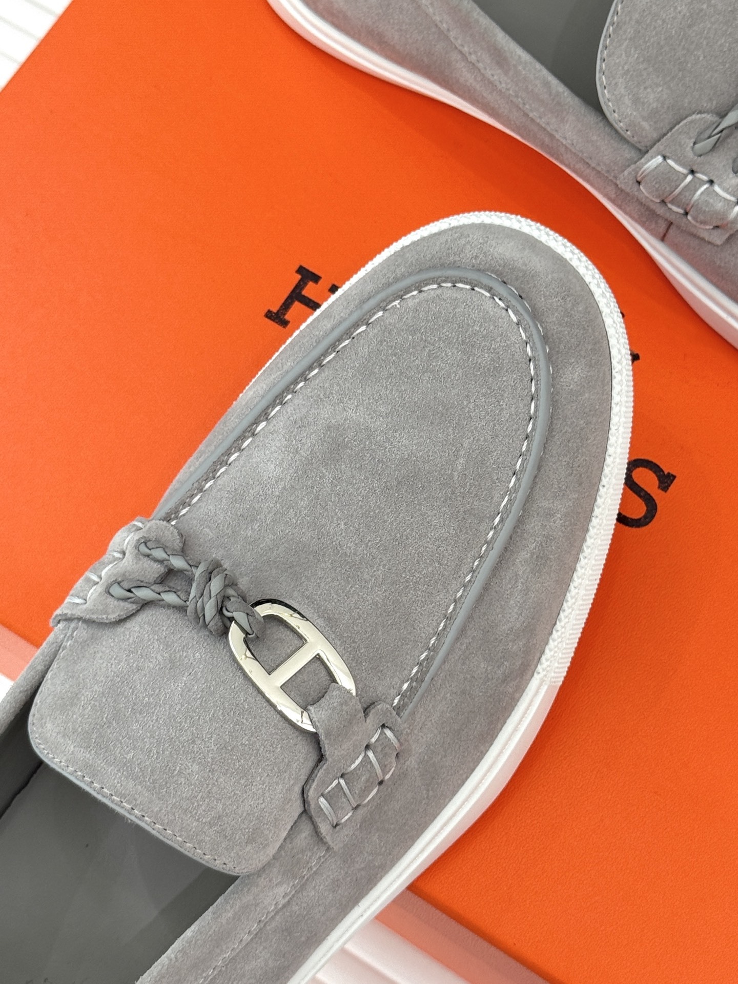 Hermès/爱马仕25WF新品复古情侣款乐福鞋
爱情—是岁月长河里的熠熠星辰
而这双乐福鞋则是这浪漫