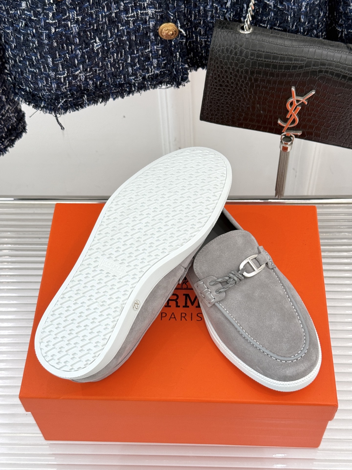 Hermès/爱马仕25WF新品复古情侣款乐福鞋
爱情—是岁月长河里的熠熠星辰
而这双乐福鞋则是这浪漫