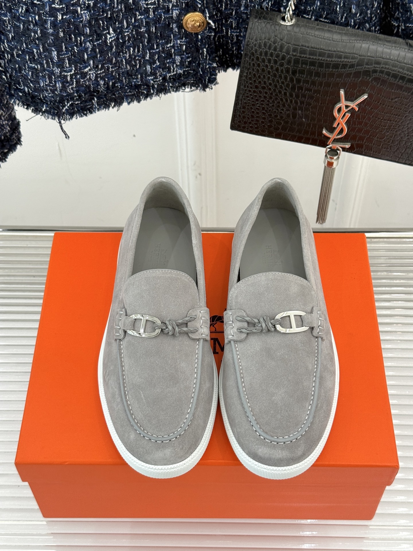 Hermès/爱马仕25WF新品复古情侣款乐福鞋
爱情—是岁月长河里的熠熠星辰
而这双乐福鞋则是这浪漫