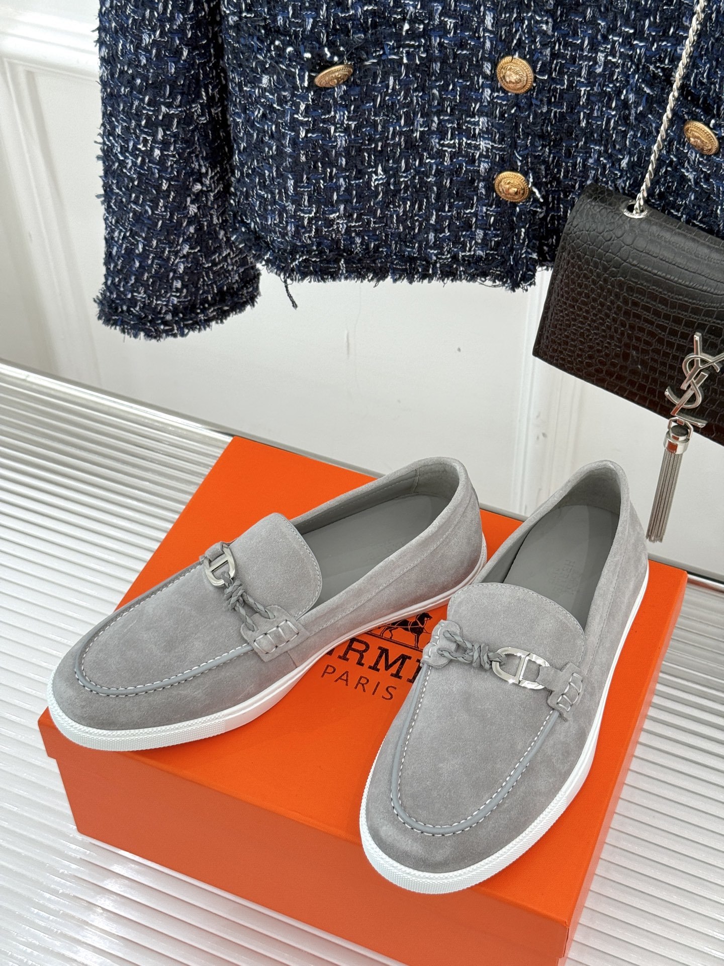 Hermès/爱马仕25WF新品复古情侣款乐福鞋
爱情—是岁月长河里的熠熠星辰
而这双乐福鞋则是这浪漫