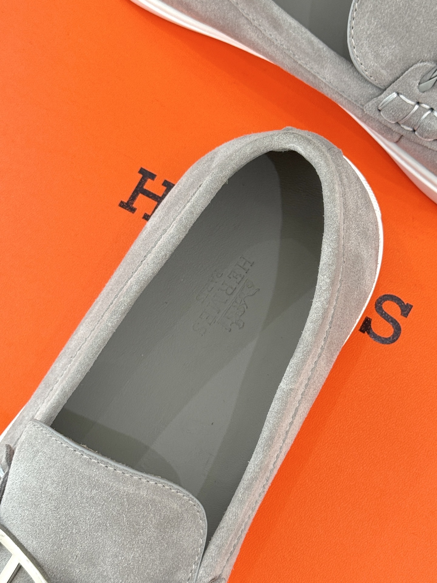 Hermès/爱马仕25WF新品复古情侣款乐福鞋
爱情—是岁月长河里的熠熠星辰
而这双乐福鞋则是这浪漫