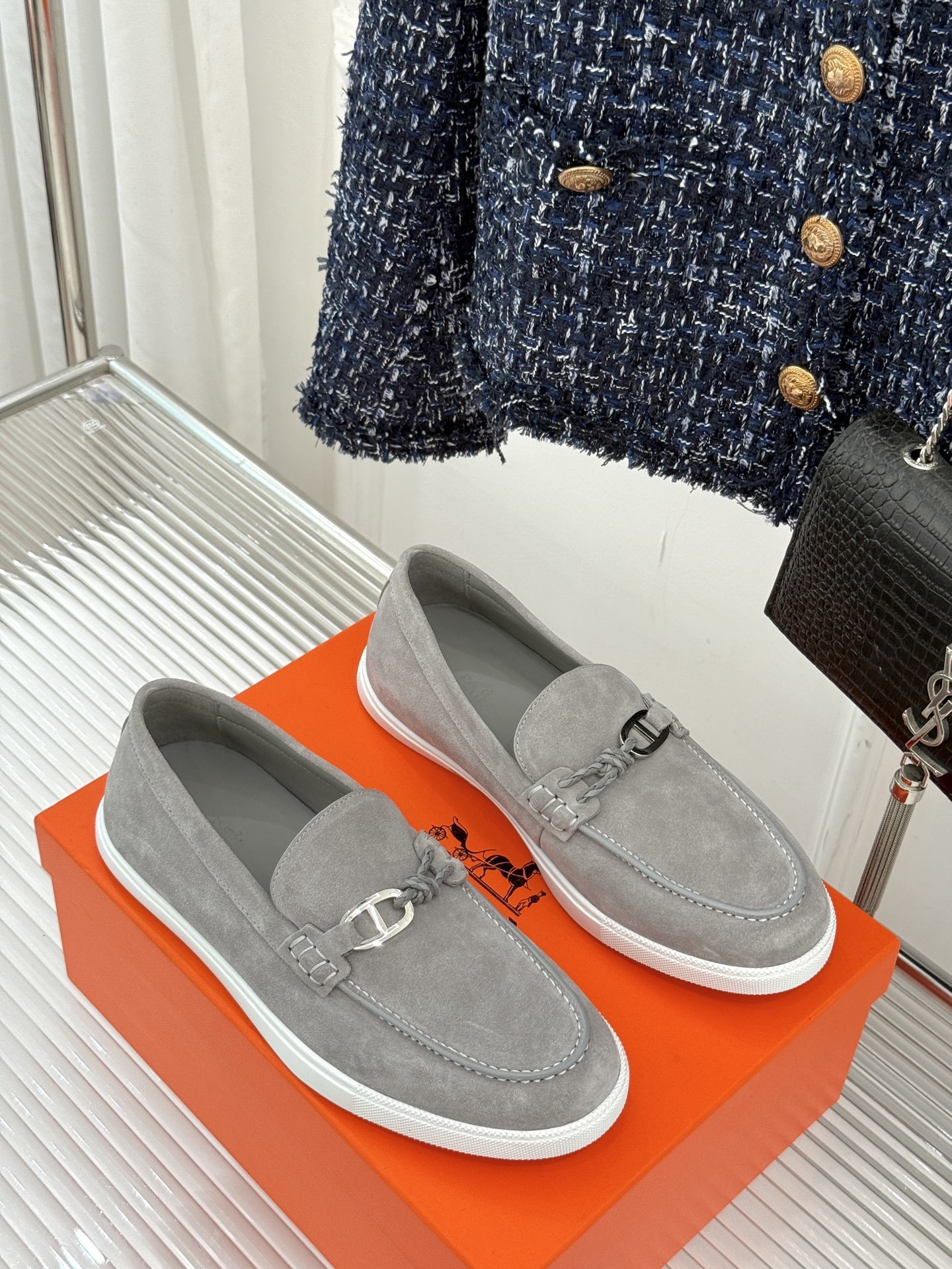 Hermès/爱马仕25WF新品复古情侣款乐福鞋
爱情—是岁月长河里的熠熠星辰
而这双乐福鞋则是这浪漫