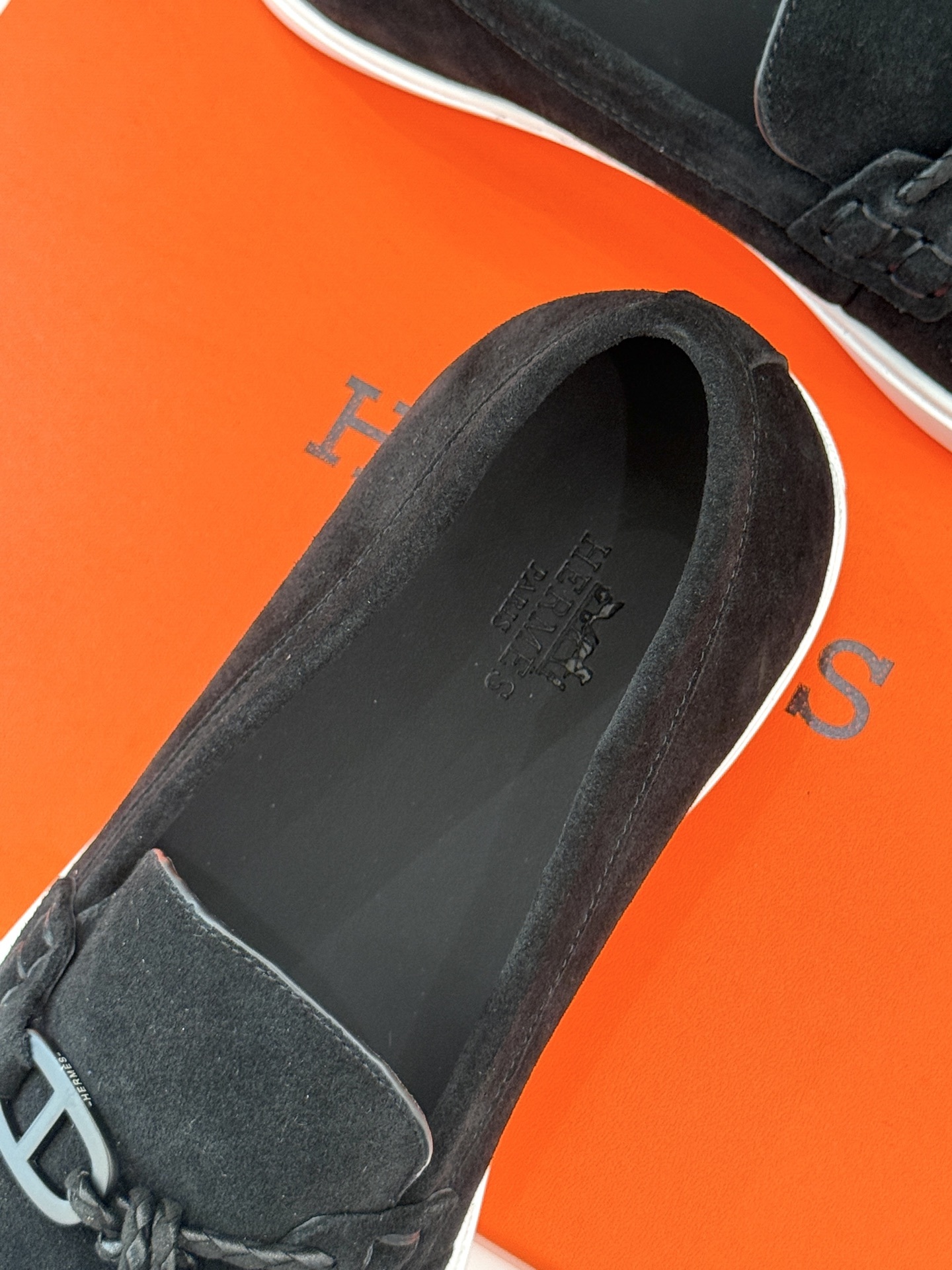 Hermès/爱马仕25WF新品复古情侣款乐福鞋
爱情—是岁月长河里的熠熠星辰
而这双乐福鞋则是这浪漫