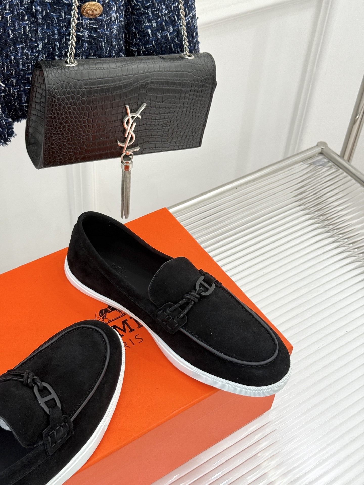 Hermès/爱马仕25WF新品复古情侣款乐福鞋
爱情—是岁月长河里的熠熠星辰
而这双乐福鞋则是这浪漫