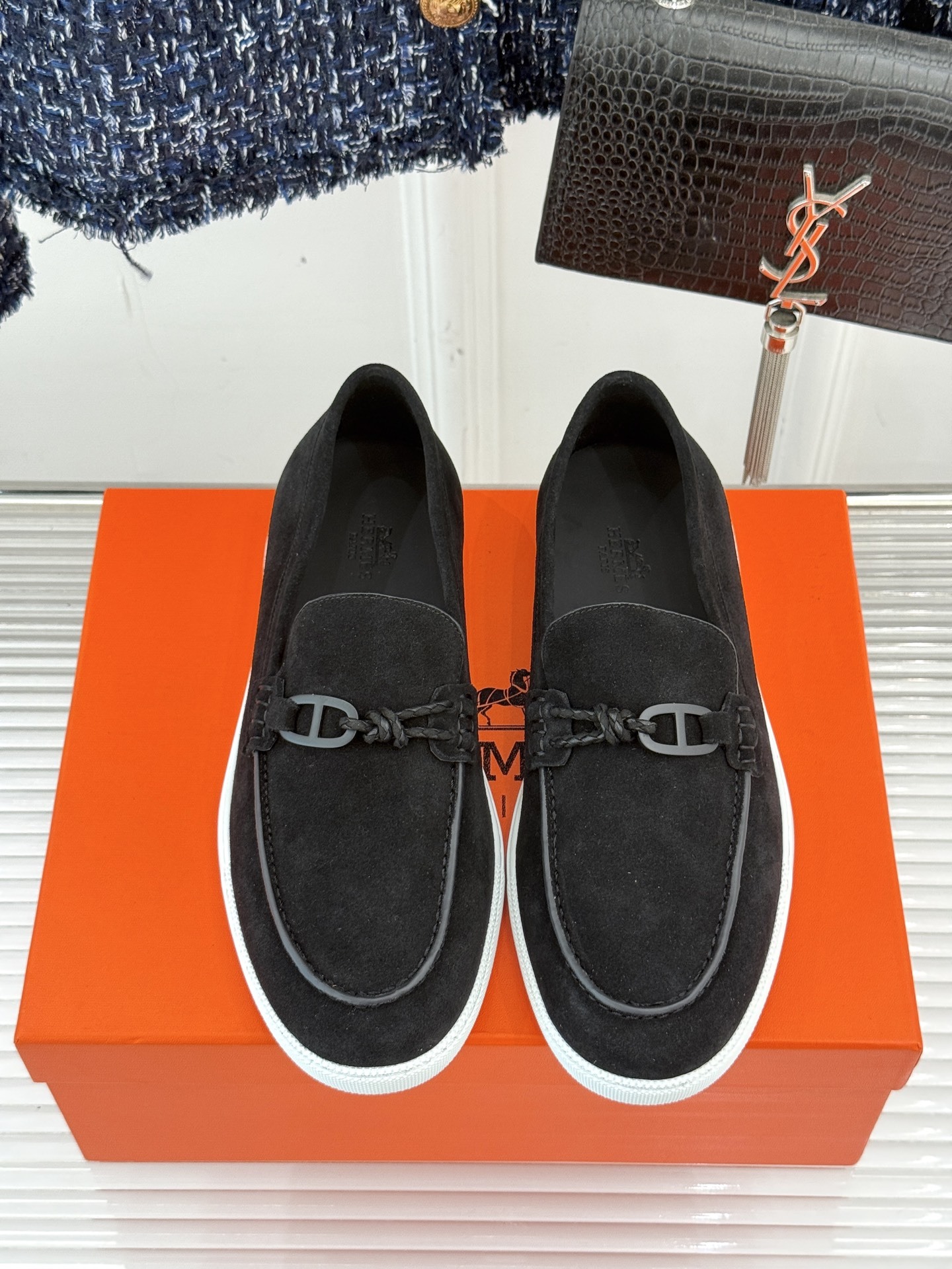 Hermès/爱马仕25WF新品复古情侣款乐福鞋
爱情—是岁月长河里的熠熠星辰
而这双乐福鞋则是这浪漫