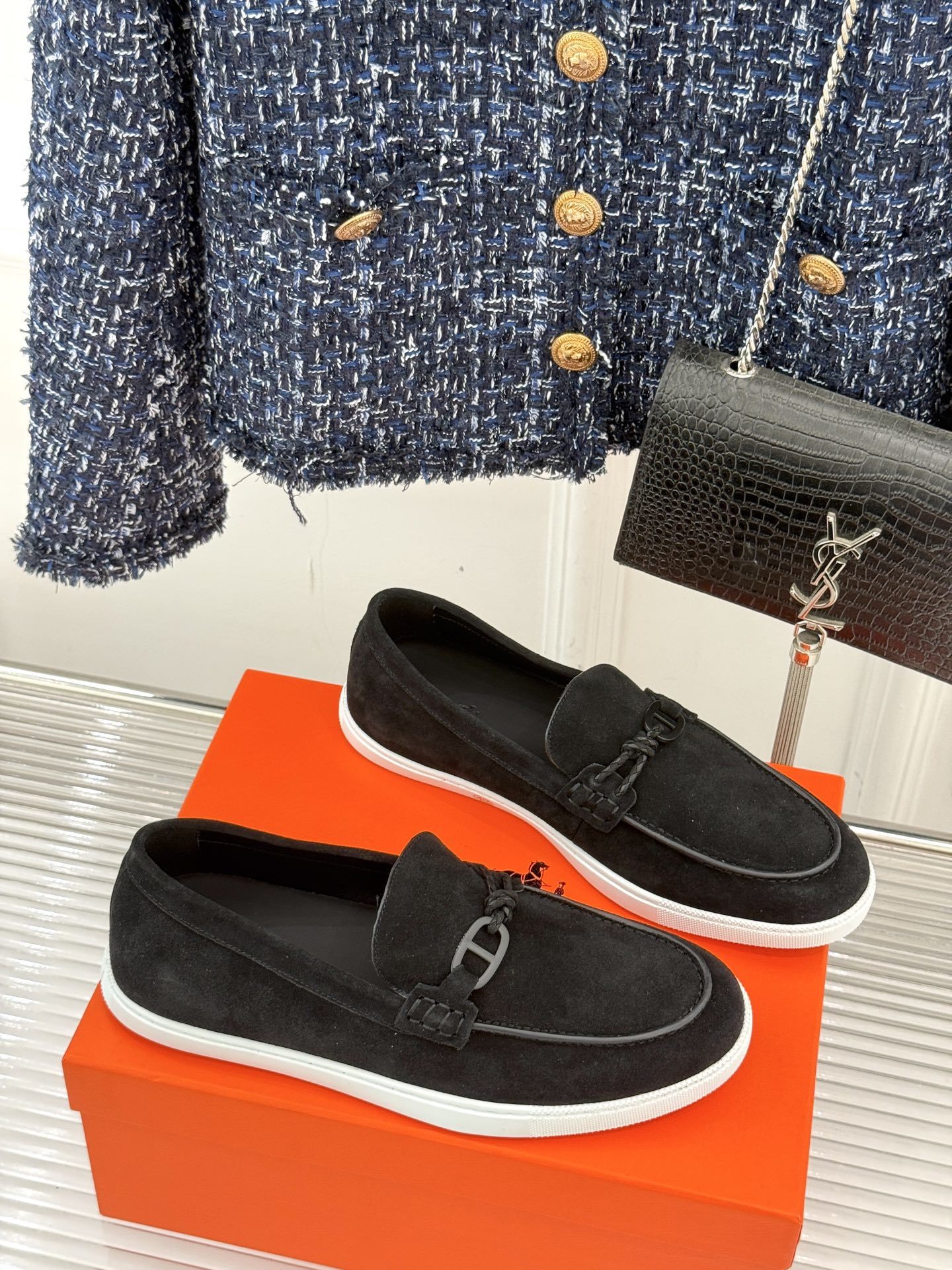 Hermès/爱马仕25WF新品复古情侣款乐福鞋
爱情—是岁月长河里的熠熠星辰
而这双乐福鞋则是这浪漫