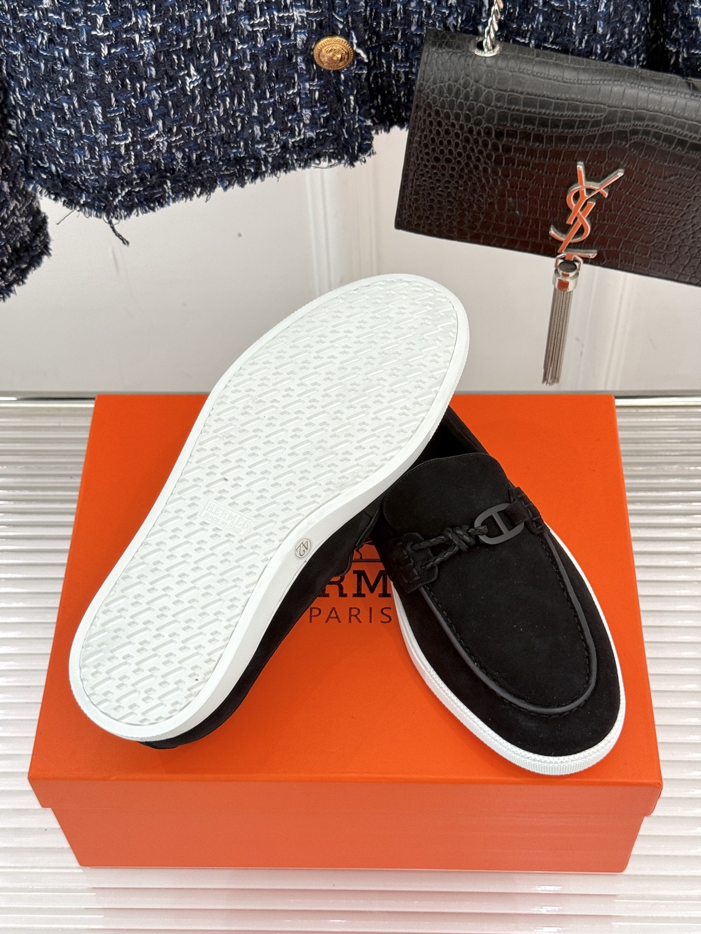 Hermès/爱马仕25WF新品复古情侣款乐福鞋
爱情—是岁月长河里的熠熠星辰
而这双乐福鞋则是这浪漫