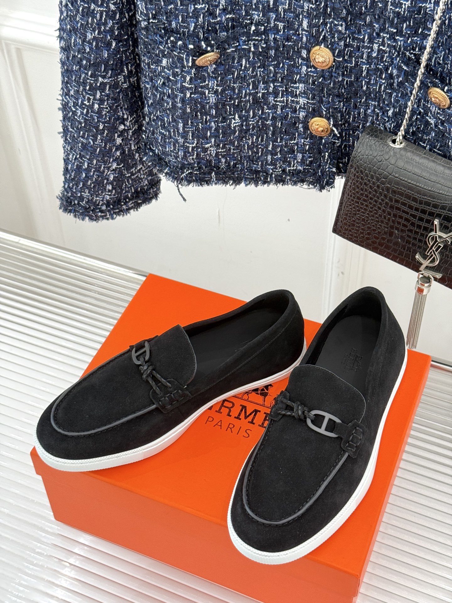 Hermès/爱马仕25WF新品复古情侣款乐福鞋
爱情—是岁月长河里的熠熠星辰
而这双乐福鞋则是这浪漫