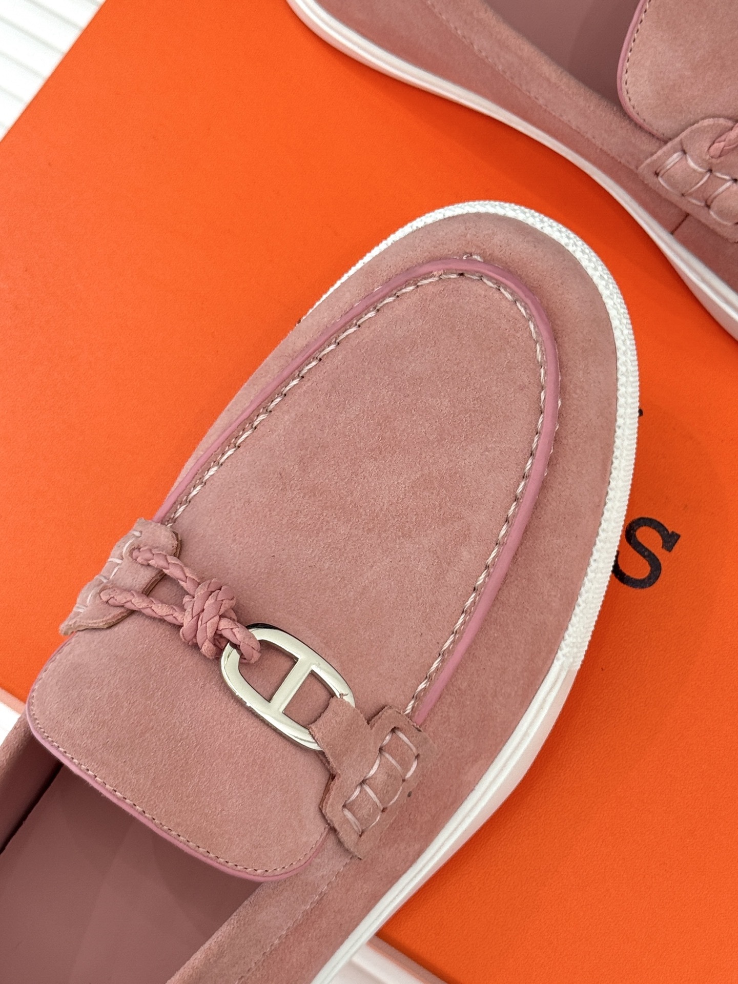 Hermès/爱马仕25WF新品复古情侣款乐福鞋
爱情—是岁月长河里的熠熠星辰
而这双乐福鞋则是这浪漫