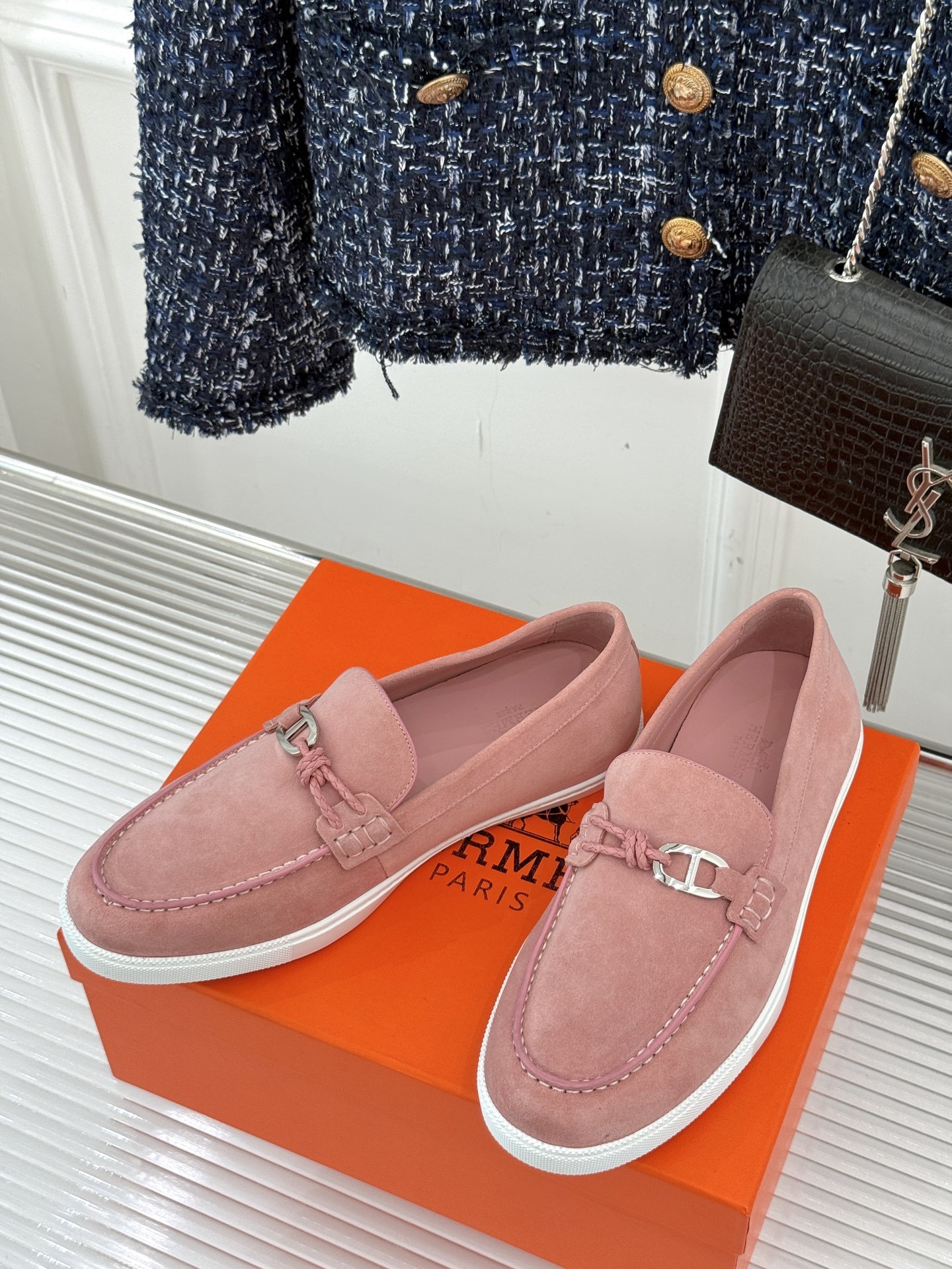Hermès/爱马仕25WF新品复古情侣款乐福鞋
爱情—是岁月长河里的熠熠星辰
而这双乐福鞋则是这浪漫