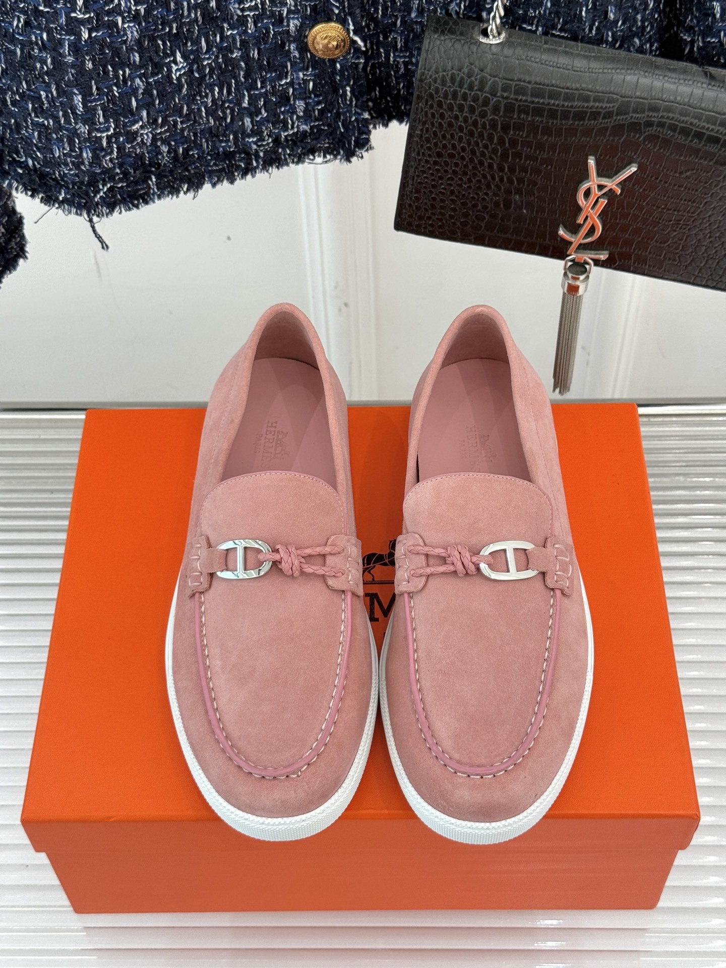 Hermès/爱马仕25WF新品复古情侣款乐福鞋
爱情—是岁月长河里的熠熠星辰
而这双乐福鞋则是这浪漫