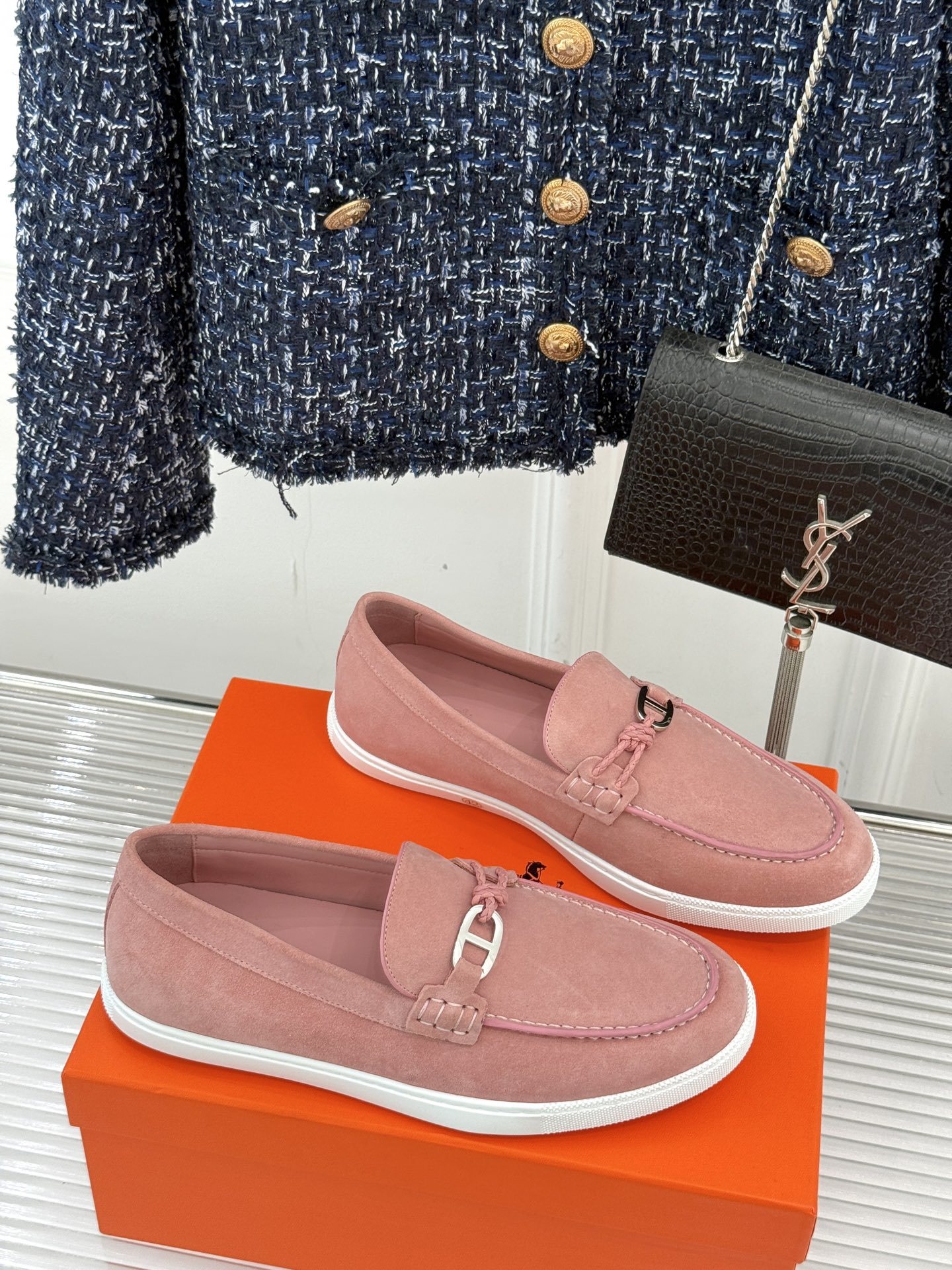 Hermès/爱马仕25WF新品复古情侣款乐福鞋
爱情—是岁月长河里的熠熠星辰
而这双乐福鞋则是这浪漫
