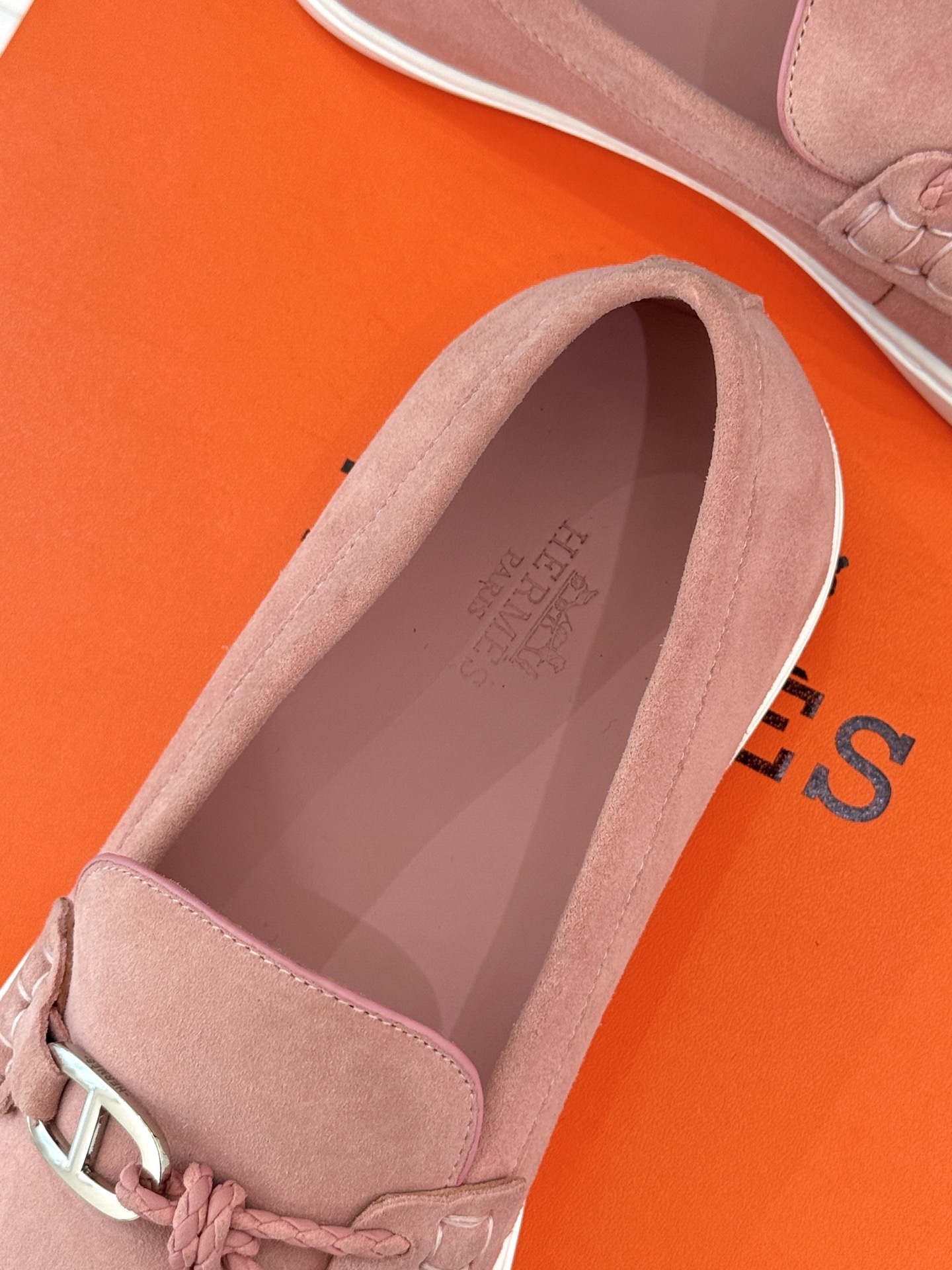 Hermès/爱马仕25WF新品复古情侣款乐福鞋
爱情—是岁月长河里的熠熠星辰
而这双乐福鞋则是这浪漫