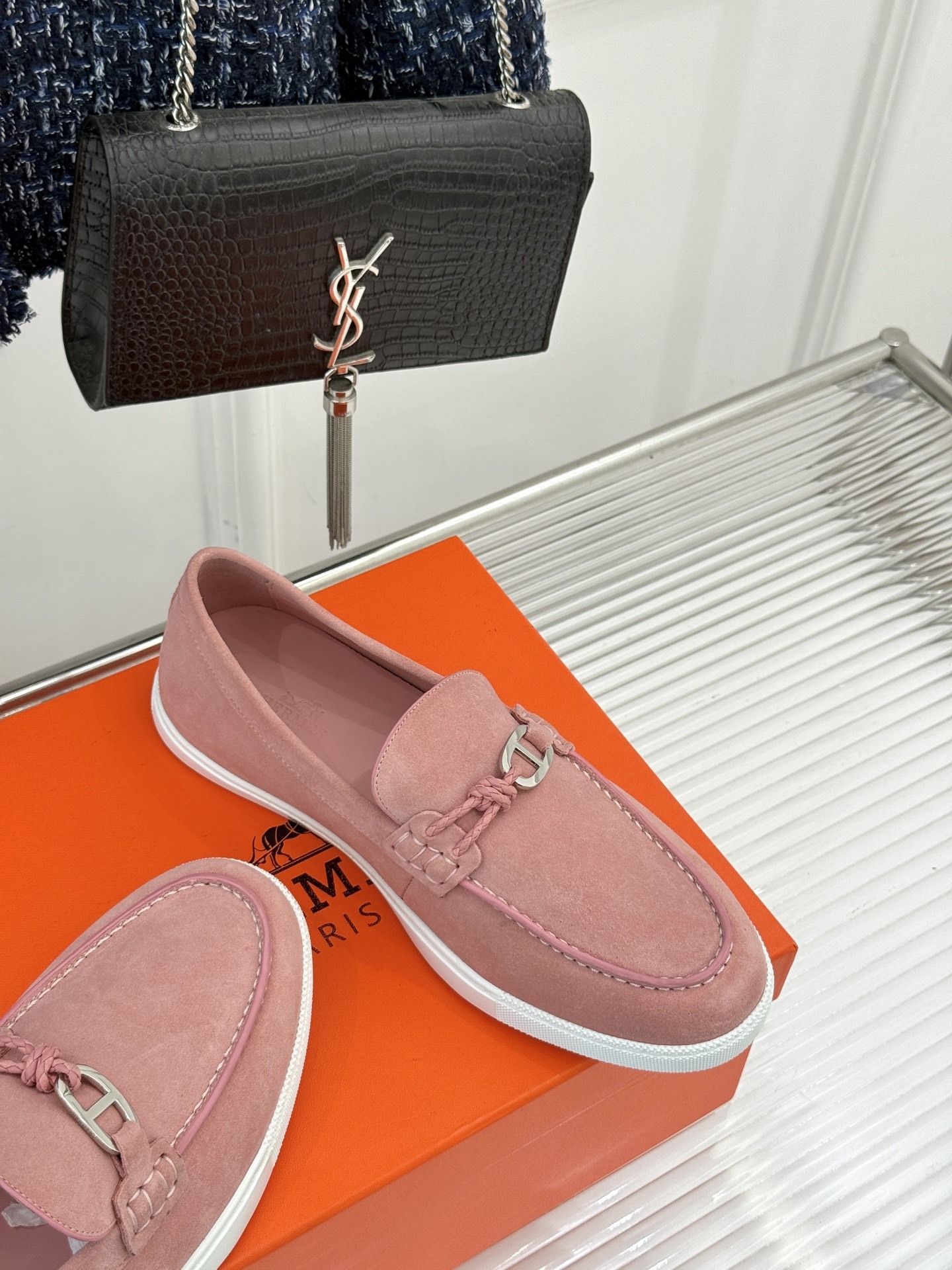 Hermès/爱马仕25WF新品复古情侣款乐福鞋
爱情—是岁月长河里的熠熠星辰
而这双乐福鞋则是这浪漫