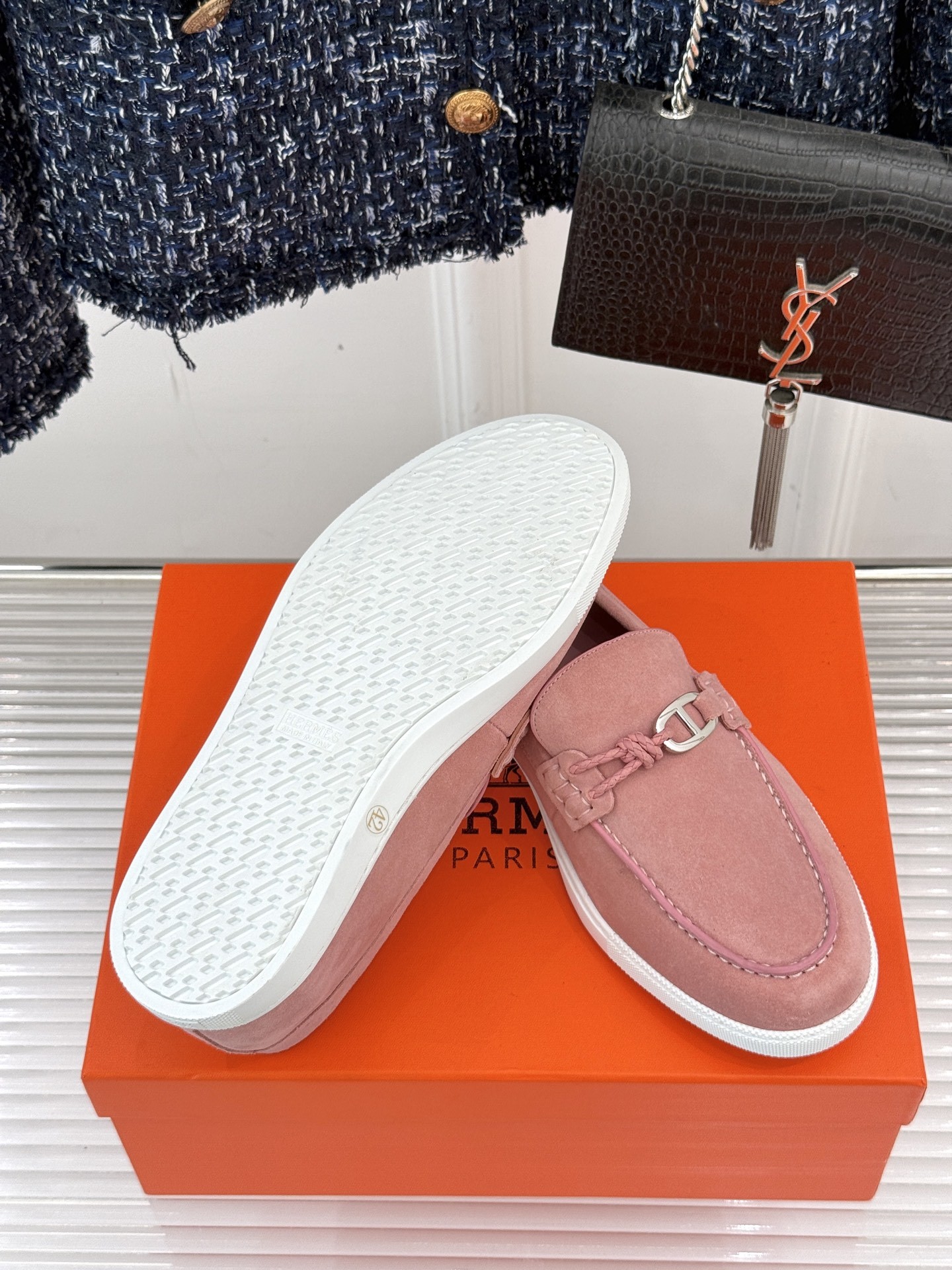 Hermès/爱马仕25WF新品复古情侣款乐福鞋
爱情—是岁月长河里的熠熠星辰
而这双乐福鞋则是这浪漫