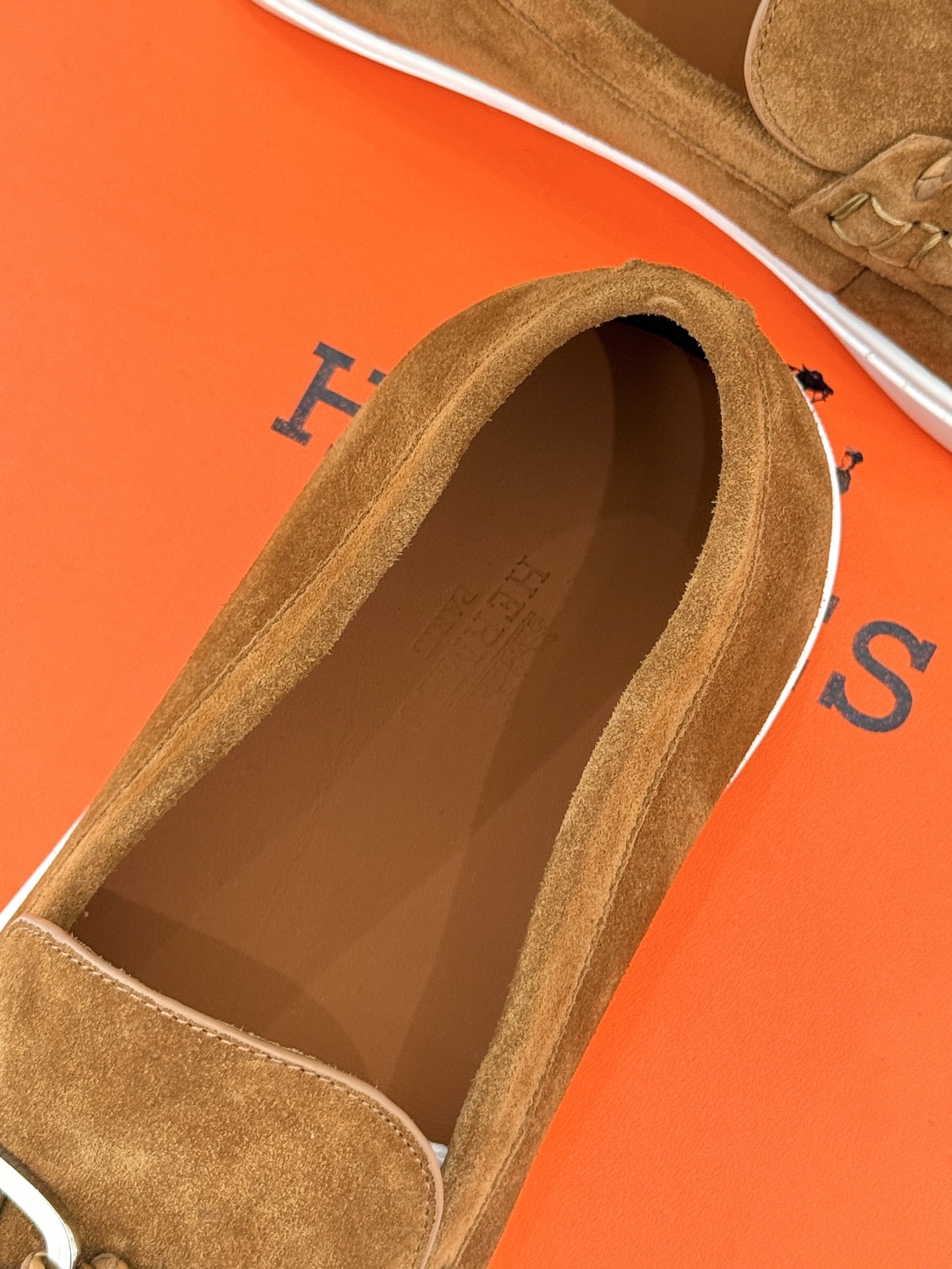 Hermès/爱马仕25WF新品复古情侣款乐福鞋
爱情—是岁月长河里的熠熠星辰
而这双乐福鞋则是这浪漫