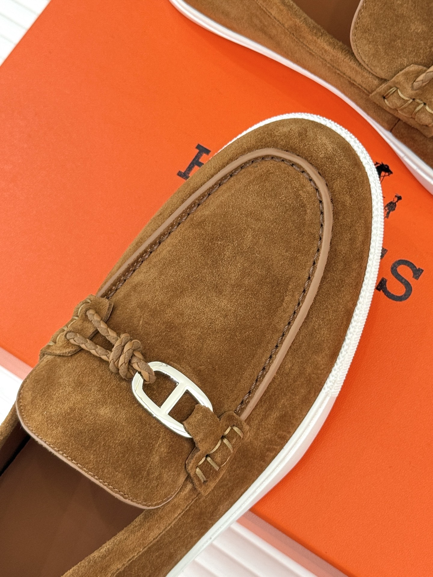 Hermès/爱马仕25WF新品复古情侣款乐福鞋
爱情—是岁月长河里的熠熠星辰
而这双乐福鞋则是这浪漫