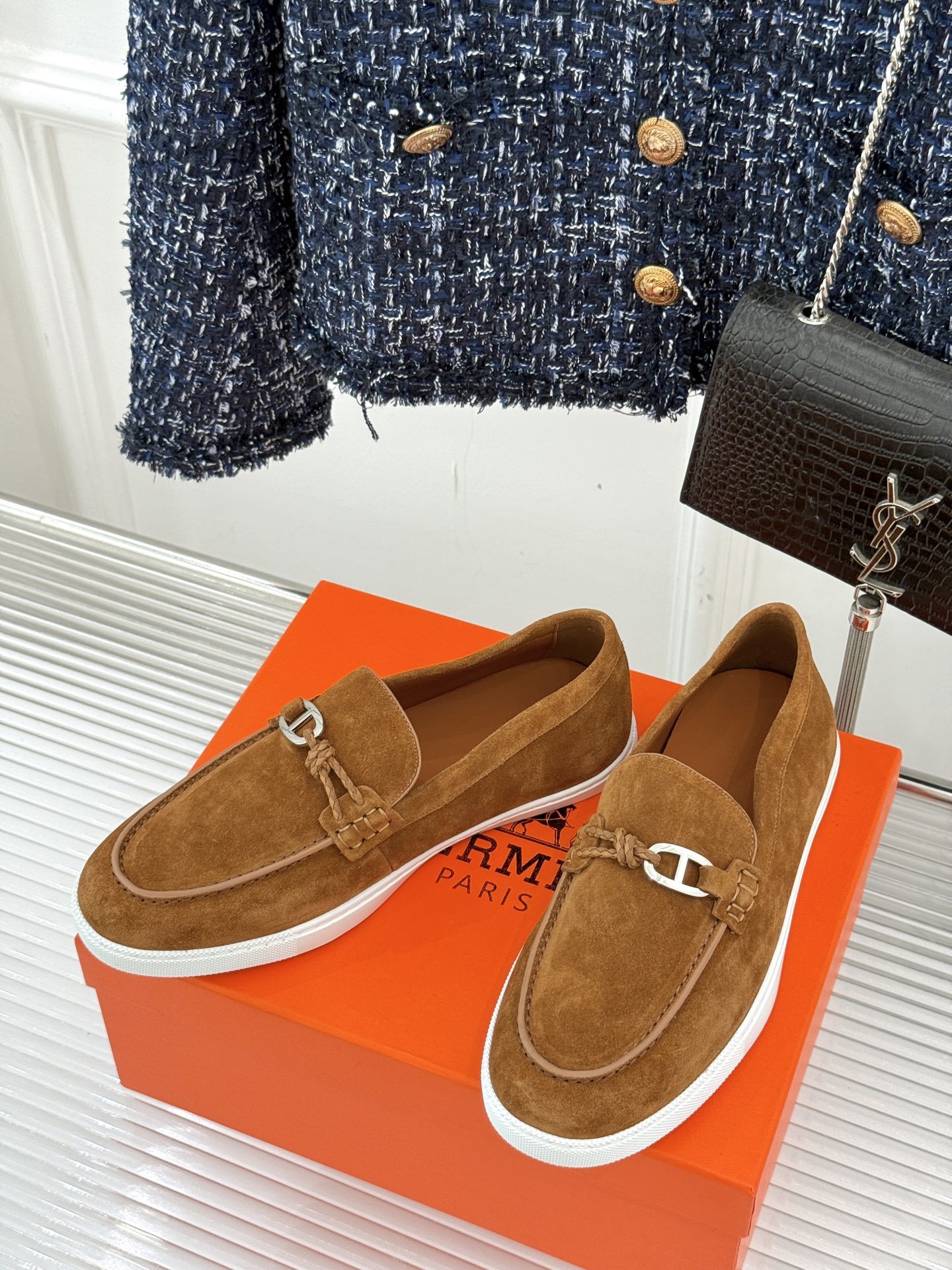 Hermès/爱马仕25WF新品复古情侣款乐福鞋
爱情—是岁月长河里的熠熠星辰
而这双乐福鞋则是这浪漫
