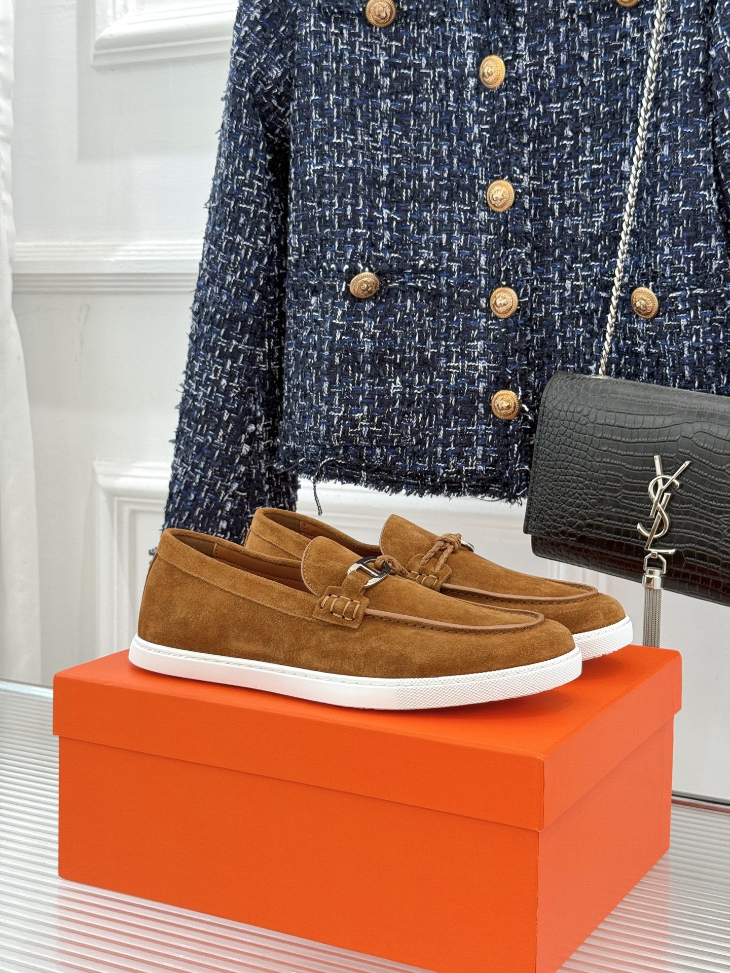 Hermès/爱马仕25WF新品复古情侣款乐福鞋
爱情—是岁月长河里的熠熠星辰
而这双乐福鞋则是这浪漫