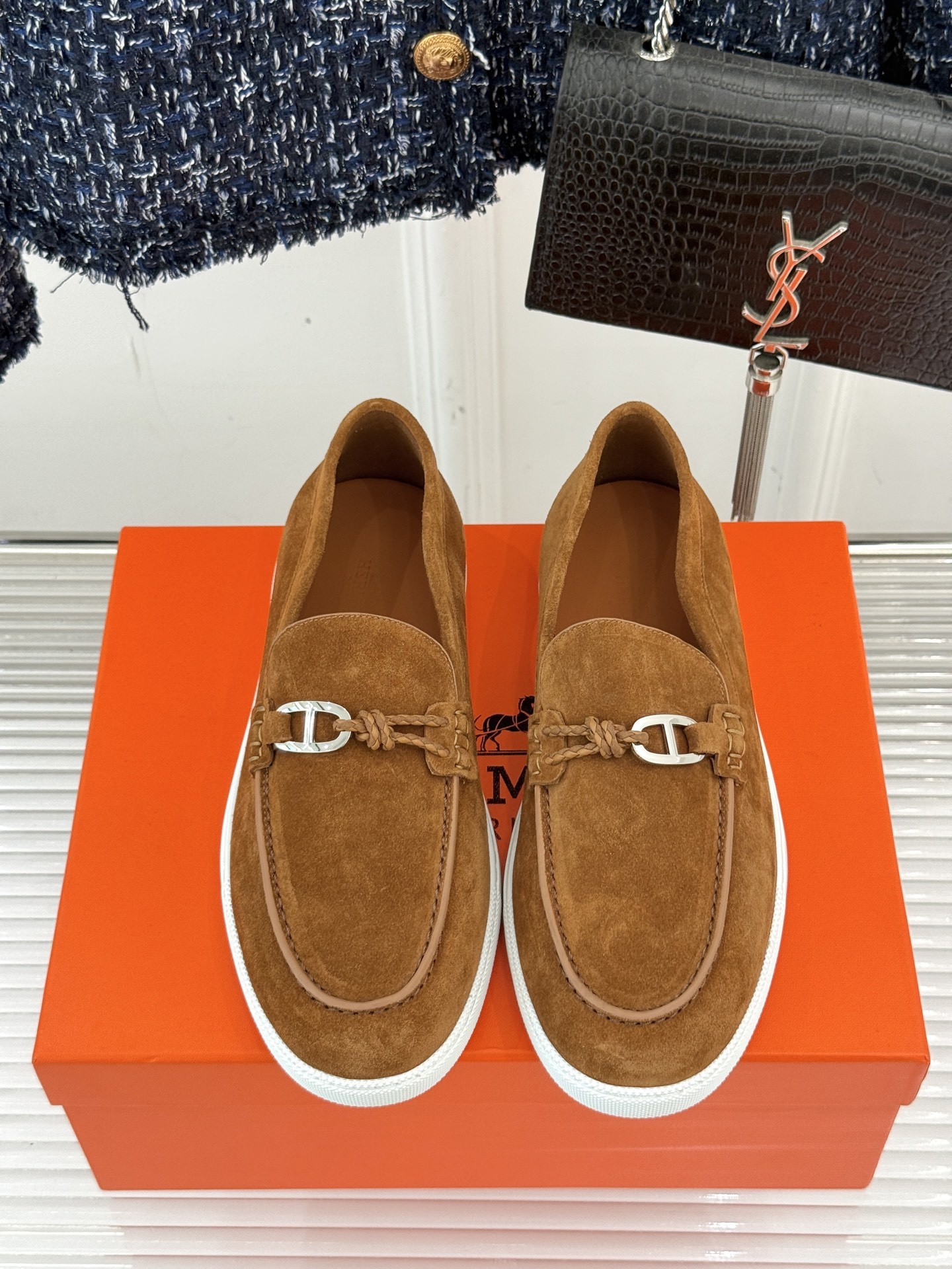 Hermès/爱马仕25WF新品复古情侣款乐福鞋
爱情—是岁月长河里的熠熠星辰
而这双乐福鞋则是这浪漫