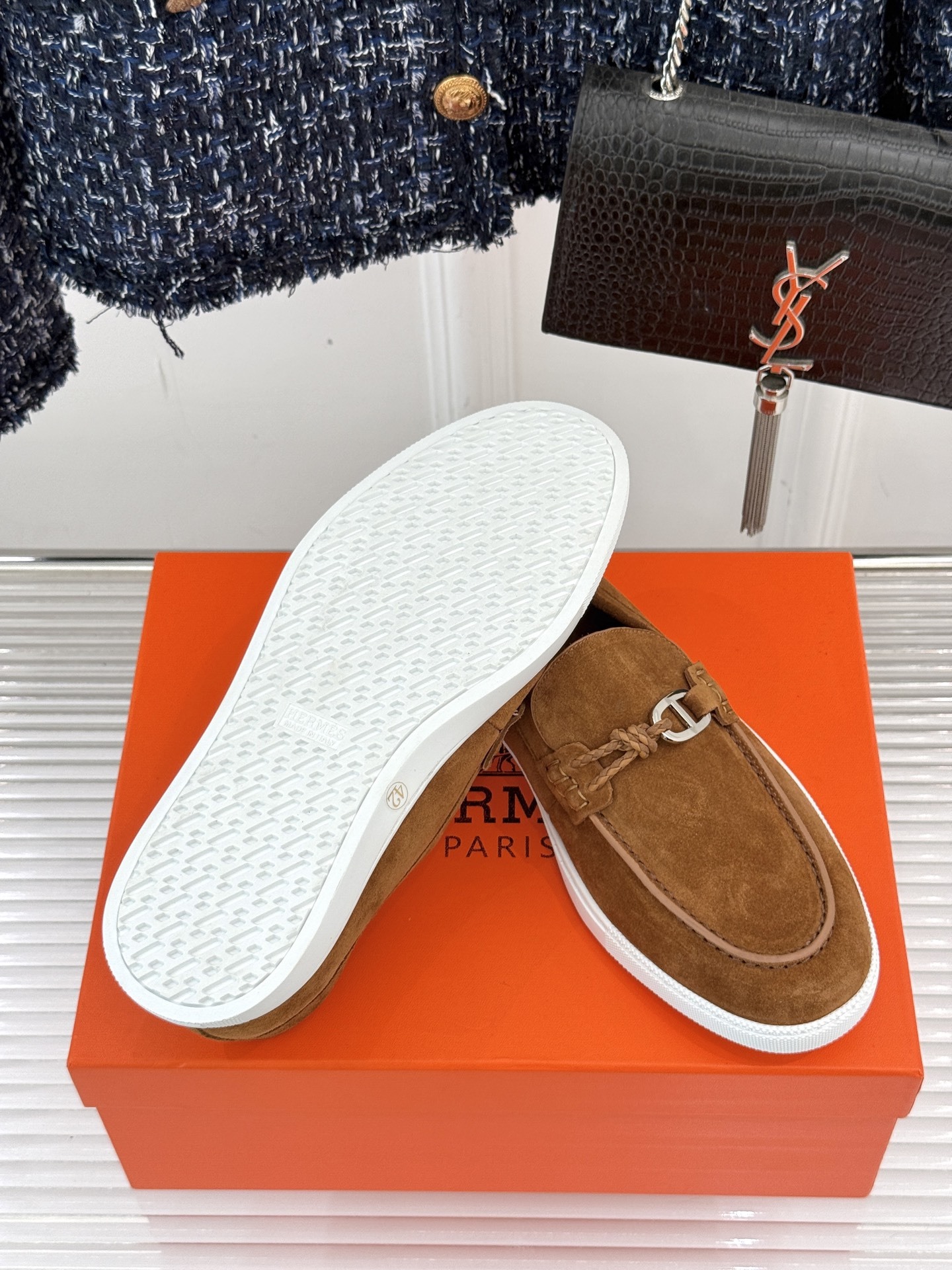Hermès/爱马仕25WF新品复古情侣款乐福鞋
爱情—是岁月长河里的熠熠星辰
而这双乐福鞋则是这浪漫