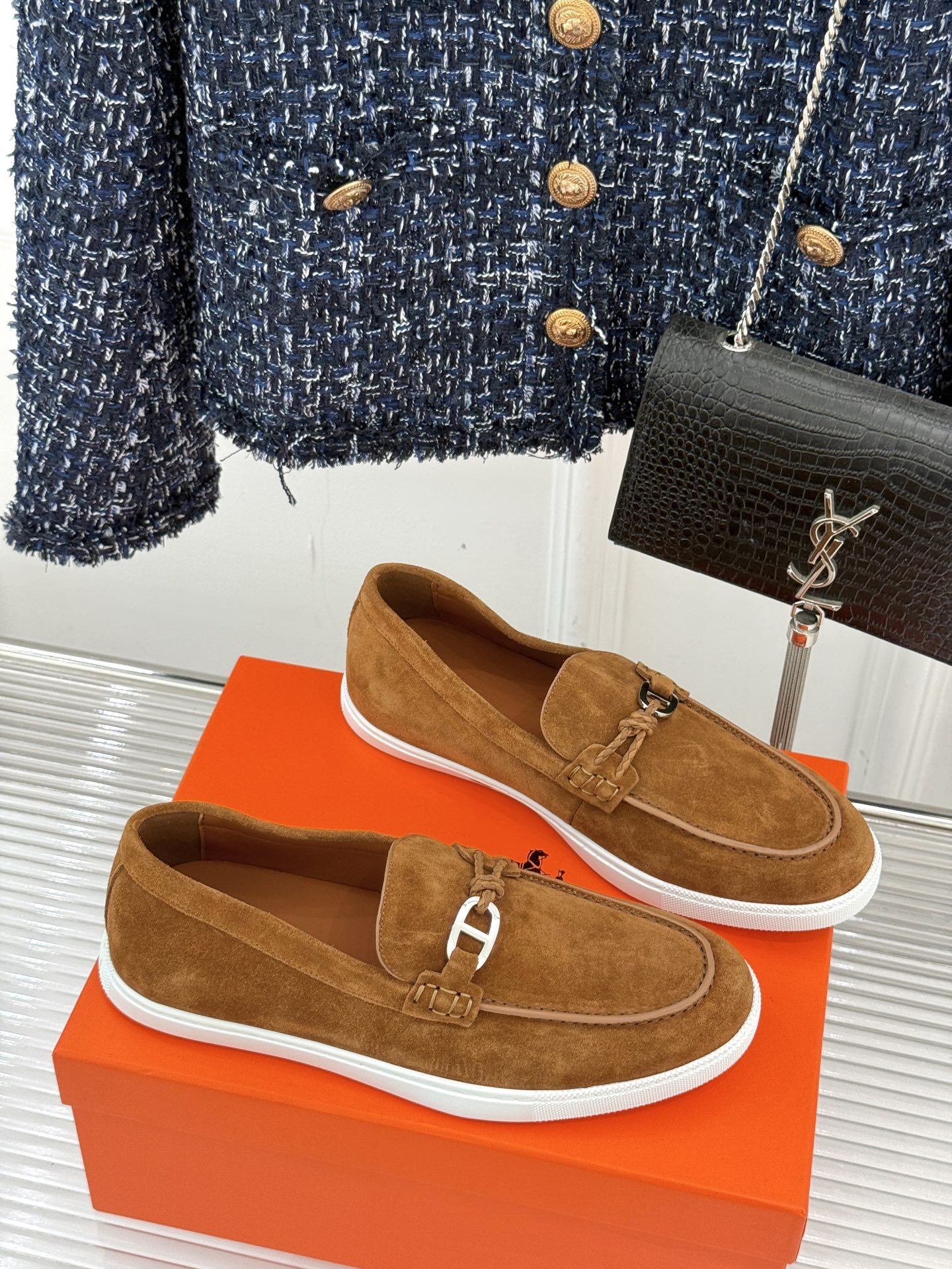 Hermès/爱马仕25WF新品复古情侣款乐福鞋
爱情—是岁月长河里的熠熠星辰
而这双乐福鞋则是这浪漫