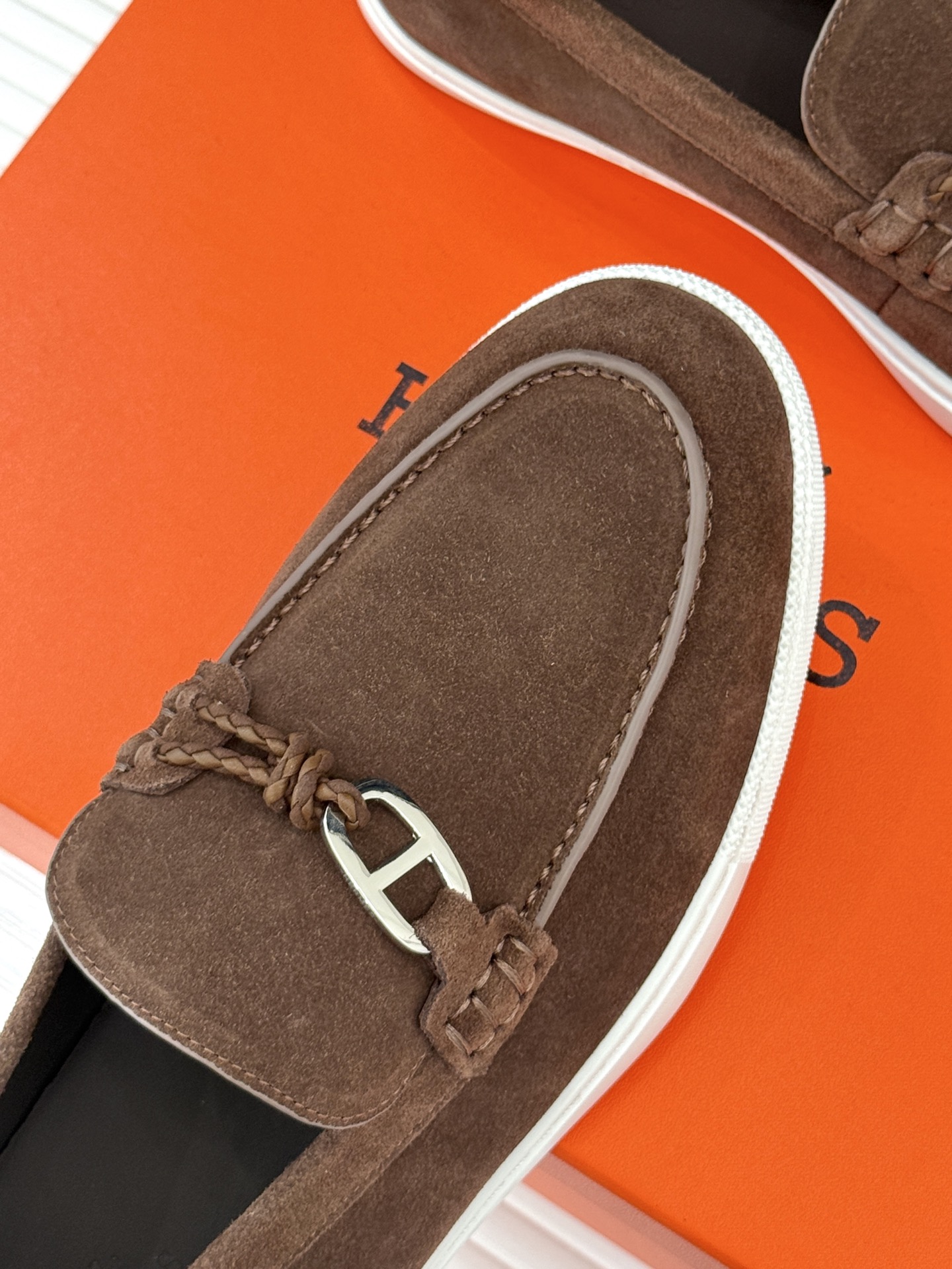 
Hermès/爱马仕25WF新品复古情侣款乐福鞋
爱情—是岁月长河里的熠熠星辰
而这双乐福鞋则是这浪漫