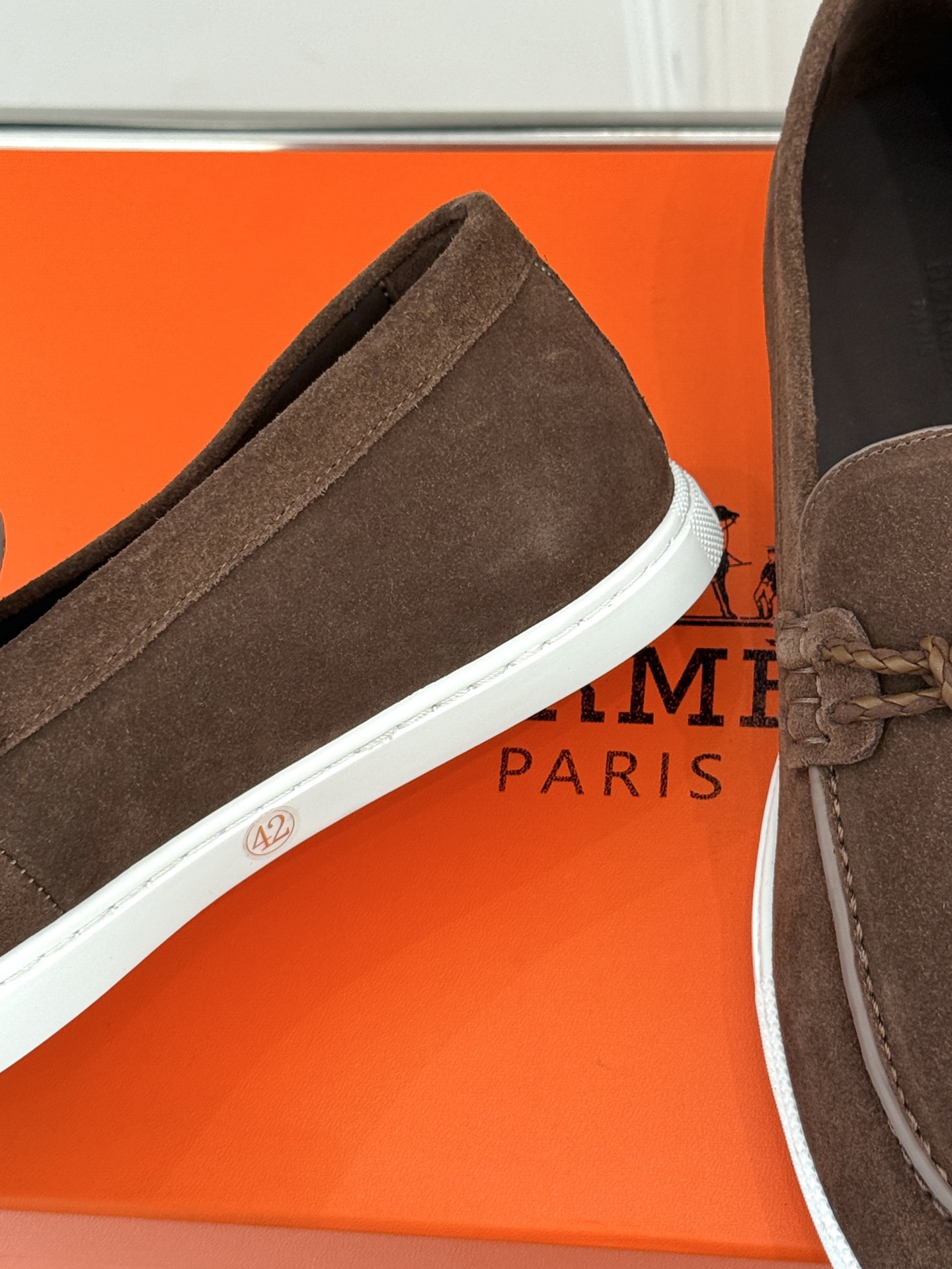 
Hermès/爱马仕25WF新品复古情侣款乐福鞋
爱情—是岁月长河里的熠熠星辰
而这双乐福鞋则是这浪漫