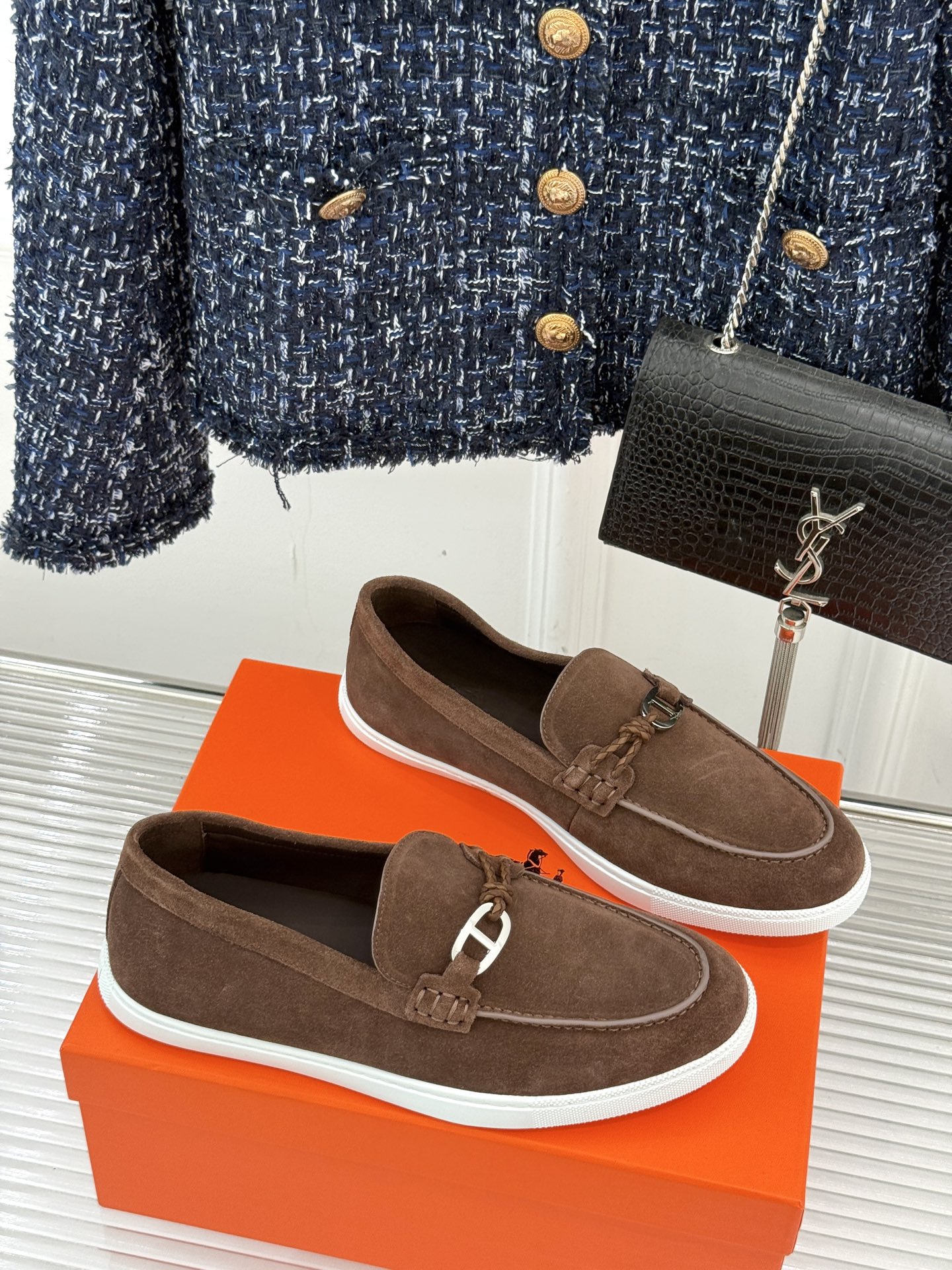 
Hermès/爱马仕25WF新品复古情侣款乐福鞋
爱情—是岁月长河里的熠熠星辰
而这双乐福鞋则是这浪漫