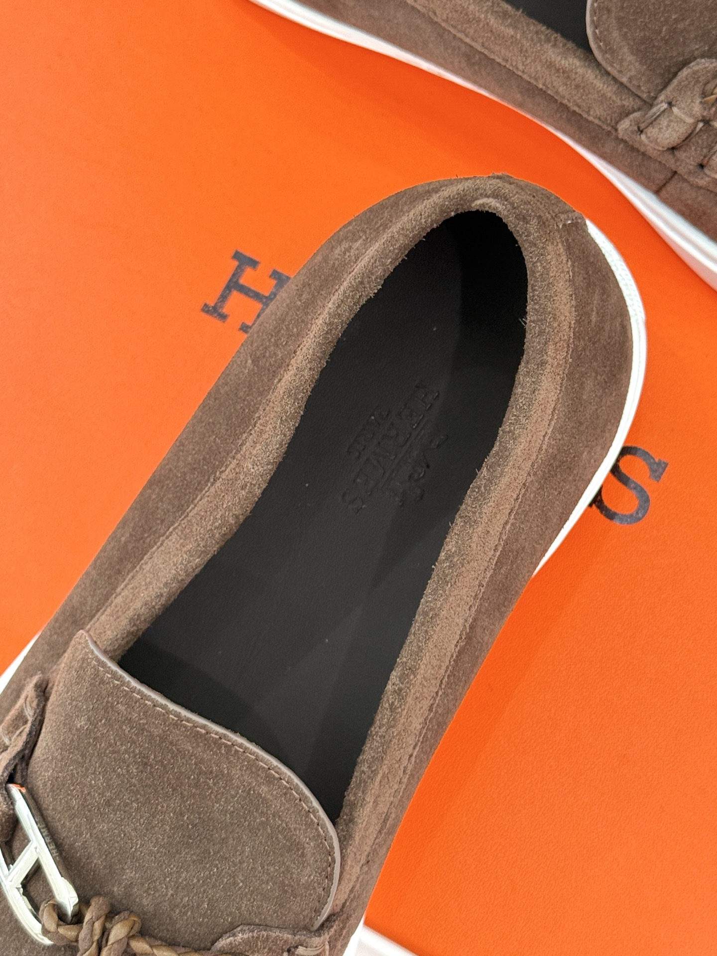 
Hermès/爱马仕25WF新品复古情侣款乐福鞋
爱情—是岁月长河里的熠熠星辰
而这双乐福鞋则是这浪漫