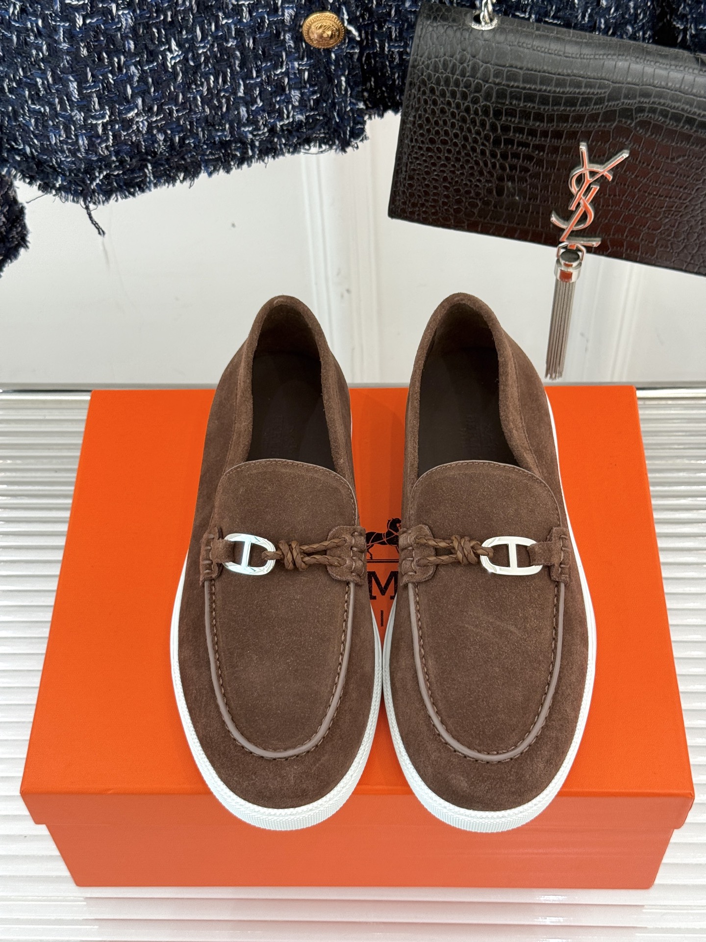 
Hermès/爱马仕25WF新品复古情侣款乐福鞋
爱情—是岁月长河里的熠熠星辰
而这双乐福鞋则是这浪漫
