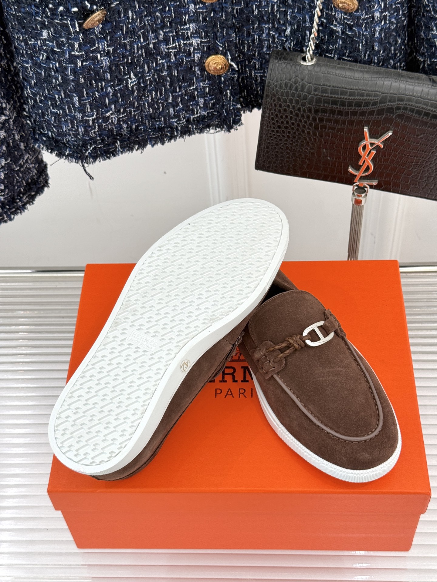 
Hermès/爱马仕25WF新品复古情侣款乐福鞋
爱情—是岁月长河里的熠熠星辰
而这双乐福鞋则是这浪漫