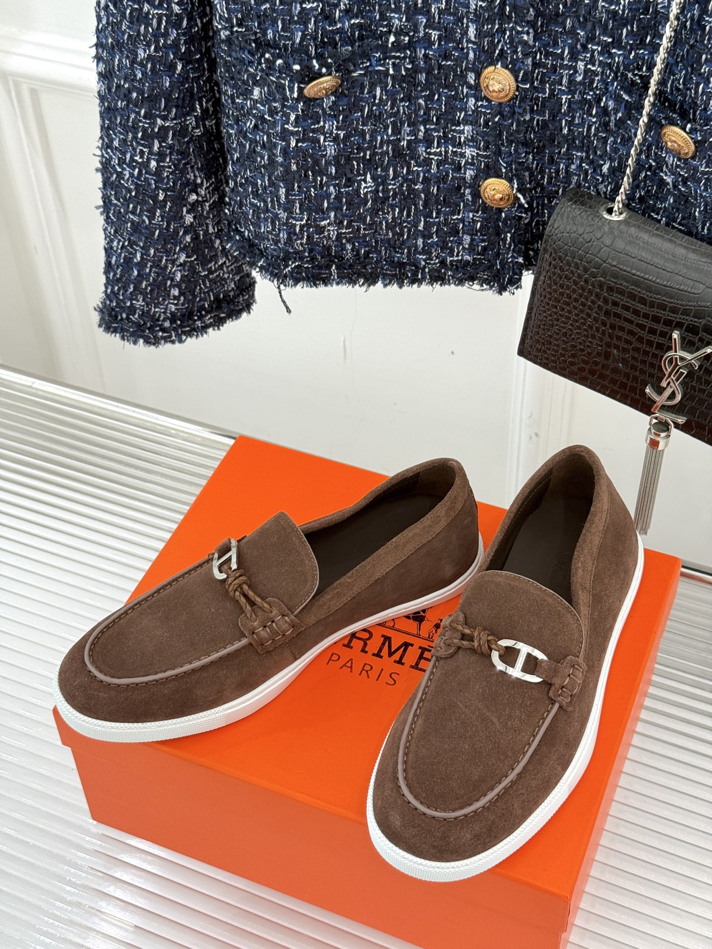 
Hermès/爱马仕25WF新品复古情侣款乐福鞋
爱情—是岁月长河里的熠熠星辰
而这双乐福鞋则是这浪漫