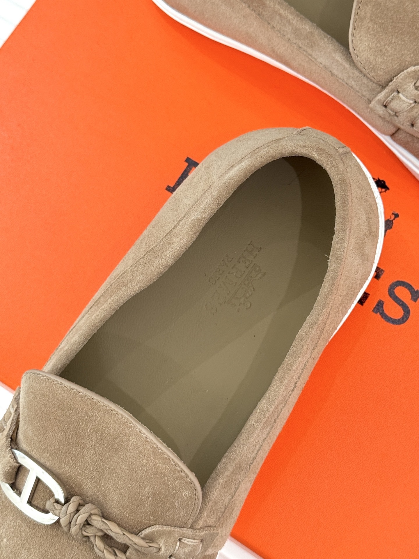 Hermès/爱马仕25WF新品复古情侣款乐福鞋
爱情—是岁月长河里的熠熠星辰
而这双乐福鞋则是这浪漫