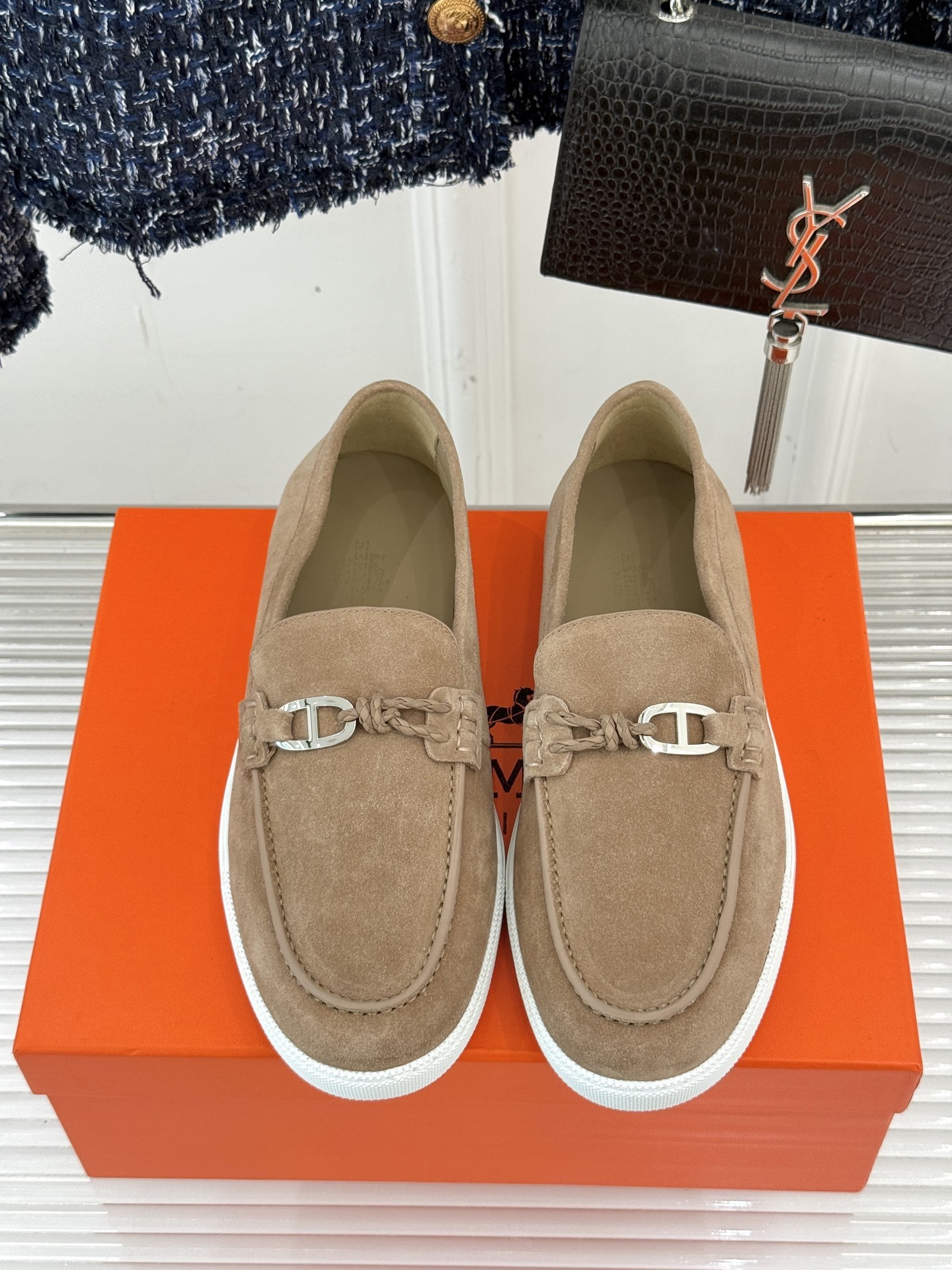 Hermès/爱马仕25WF新品复古情侣款乐福鞋
爱情—是岁月长河里的熠熠星辰
而这双乐福鞋则是这浪漫