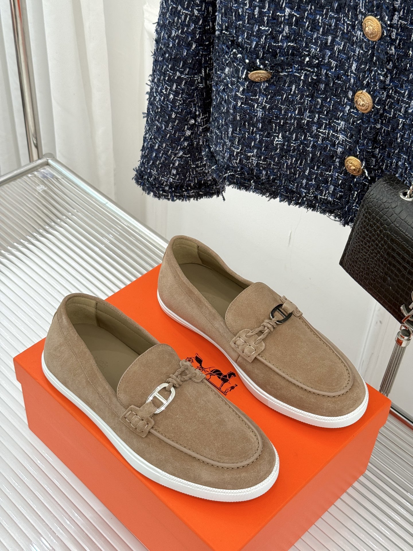 Hermès/爱马仕25WF新品复古情侣款乐福鞋
爱情—是岁月长河里的熠熠星辰
而这双乐福鞋则是这浪漫