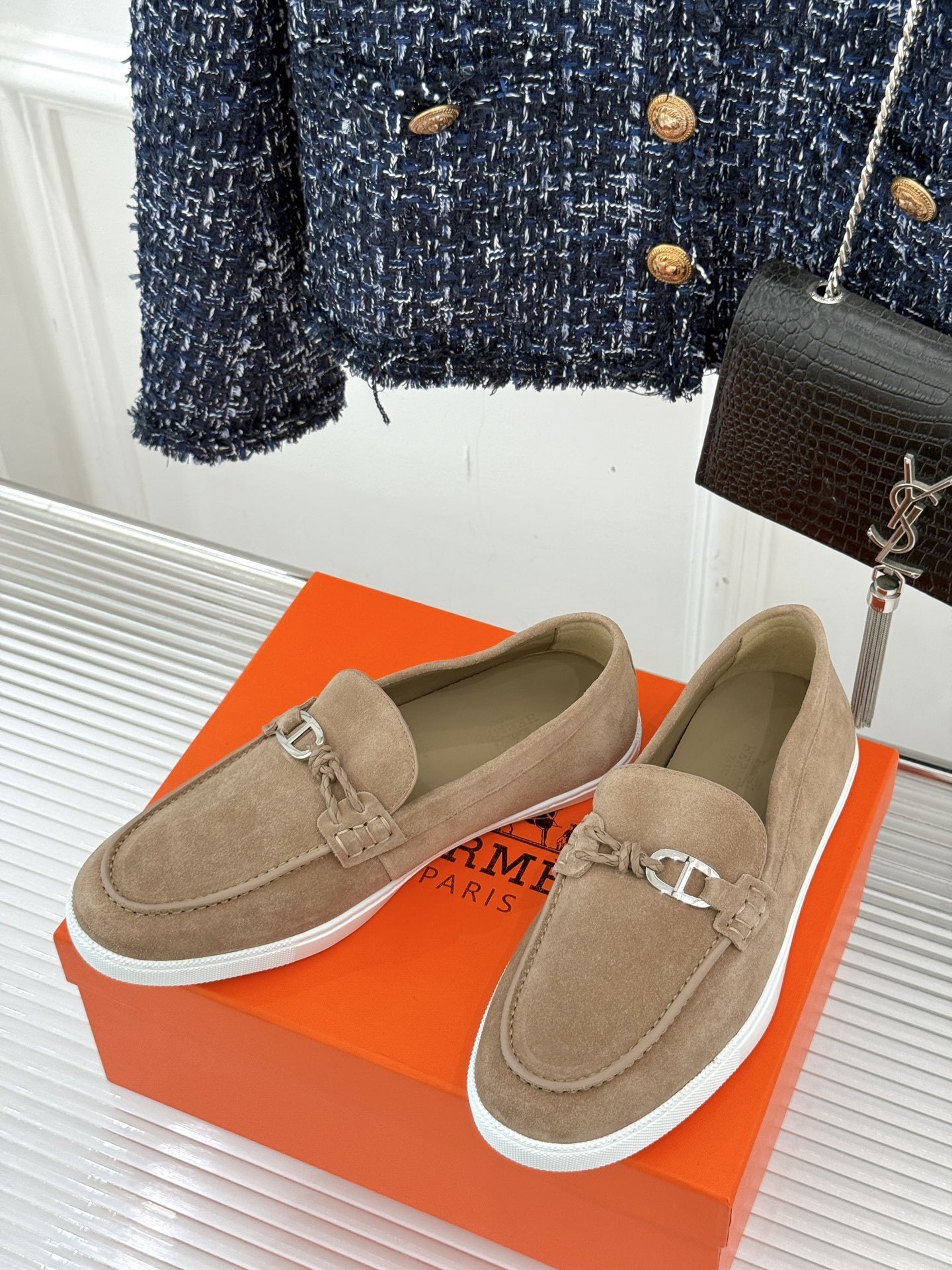 Hermès/爱马仕25WF新品复古情侣款乐福鞋
爱情—是岁月长河里的熠熠星辰
而这双乐福鞋则是这浪漫