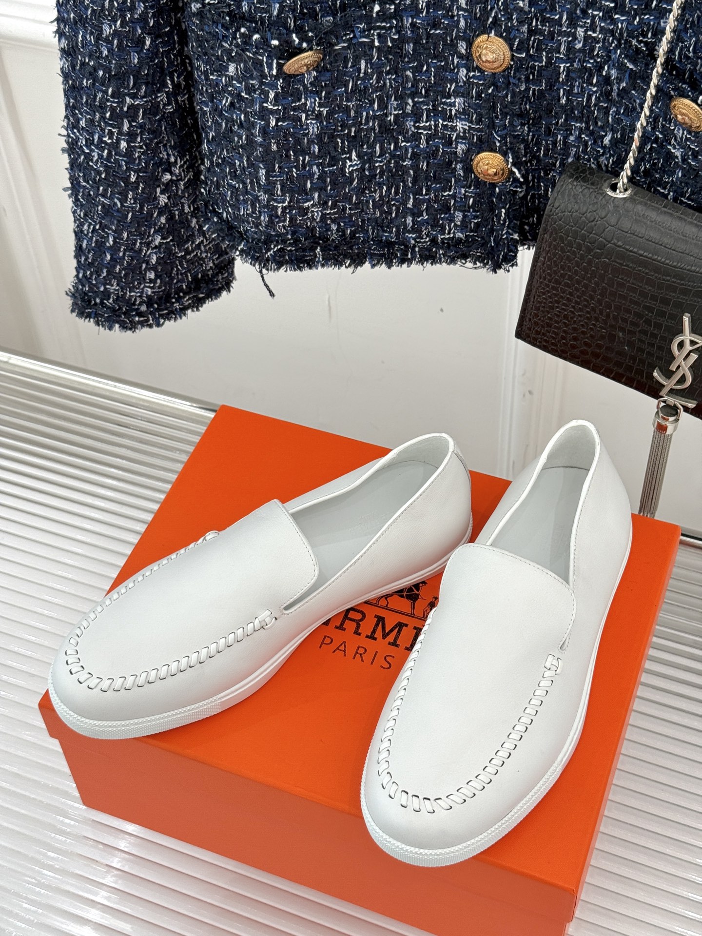 
Hermès/爱马仕25WF新品复古情侣款乐福鞋
爱情—是岁月长河里的熠熠星辰
而这双乐福鞋则是这浪漫