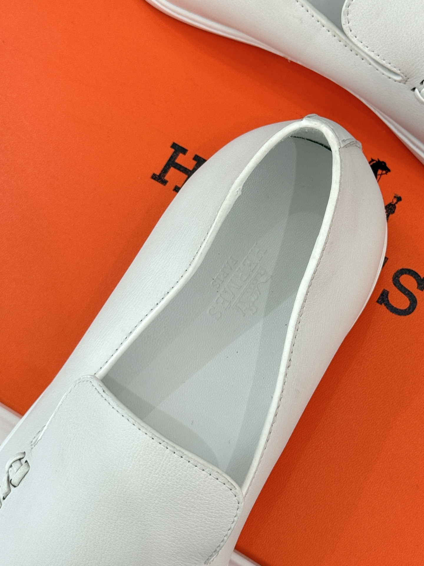
Hermès/爱马仕25WF新品复古情侣款乐福鞋
爱情—是岁月长河里的熠熠星辰
而这双乐福鞋则是这浪漫