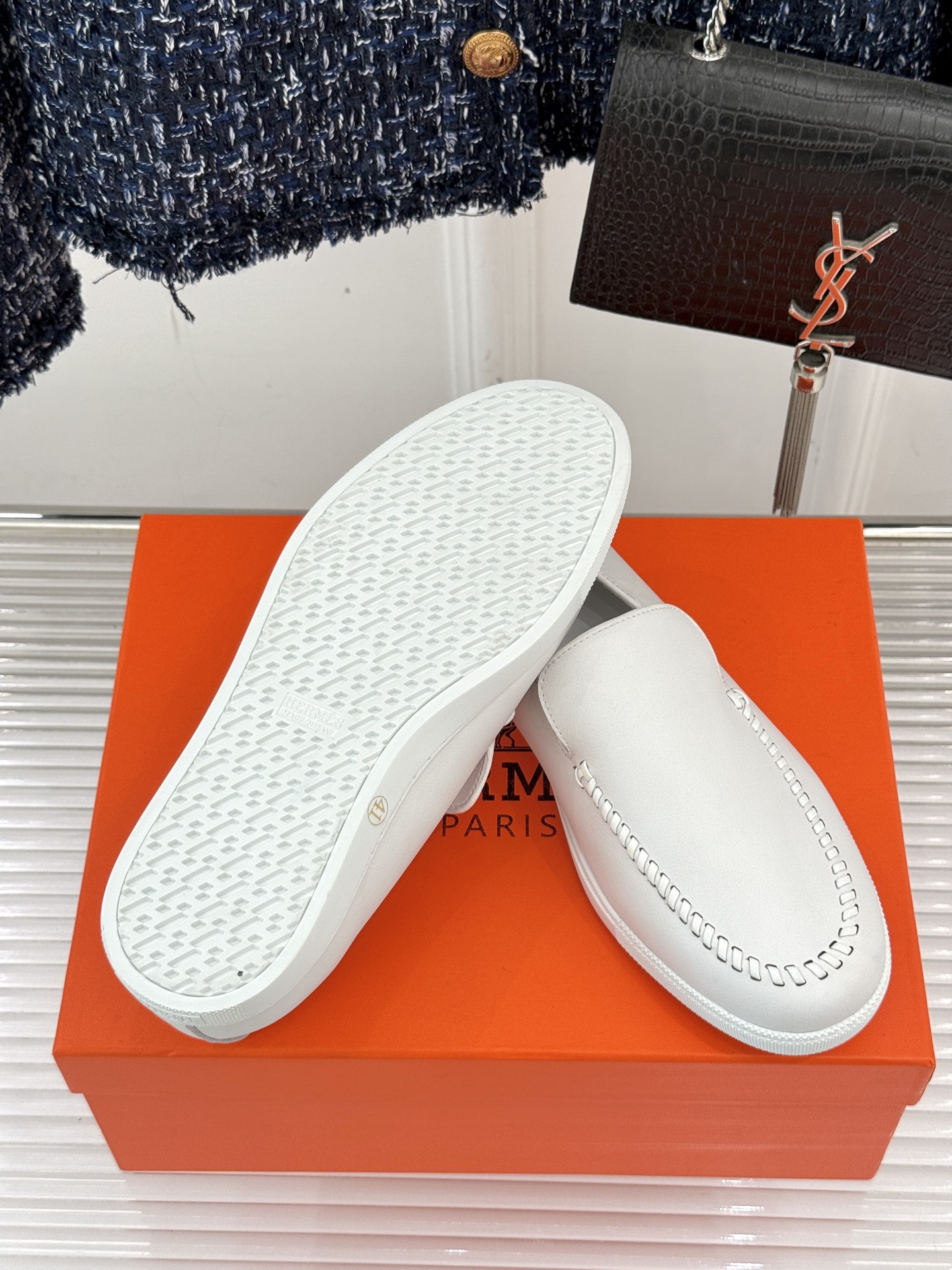 
Hermès/爱马仕25WF新品复古情侣款乐福鞋
爱情—是岁月长河里的熠熠星辰
而这双乐福鞋则是这浪漫
