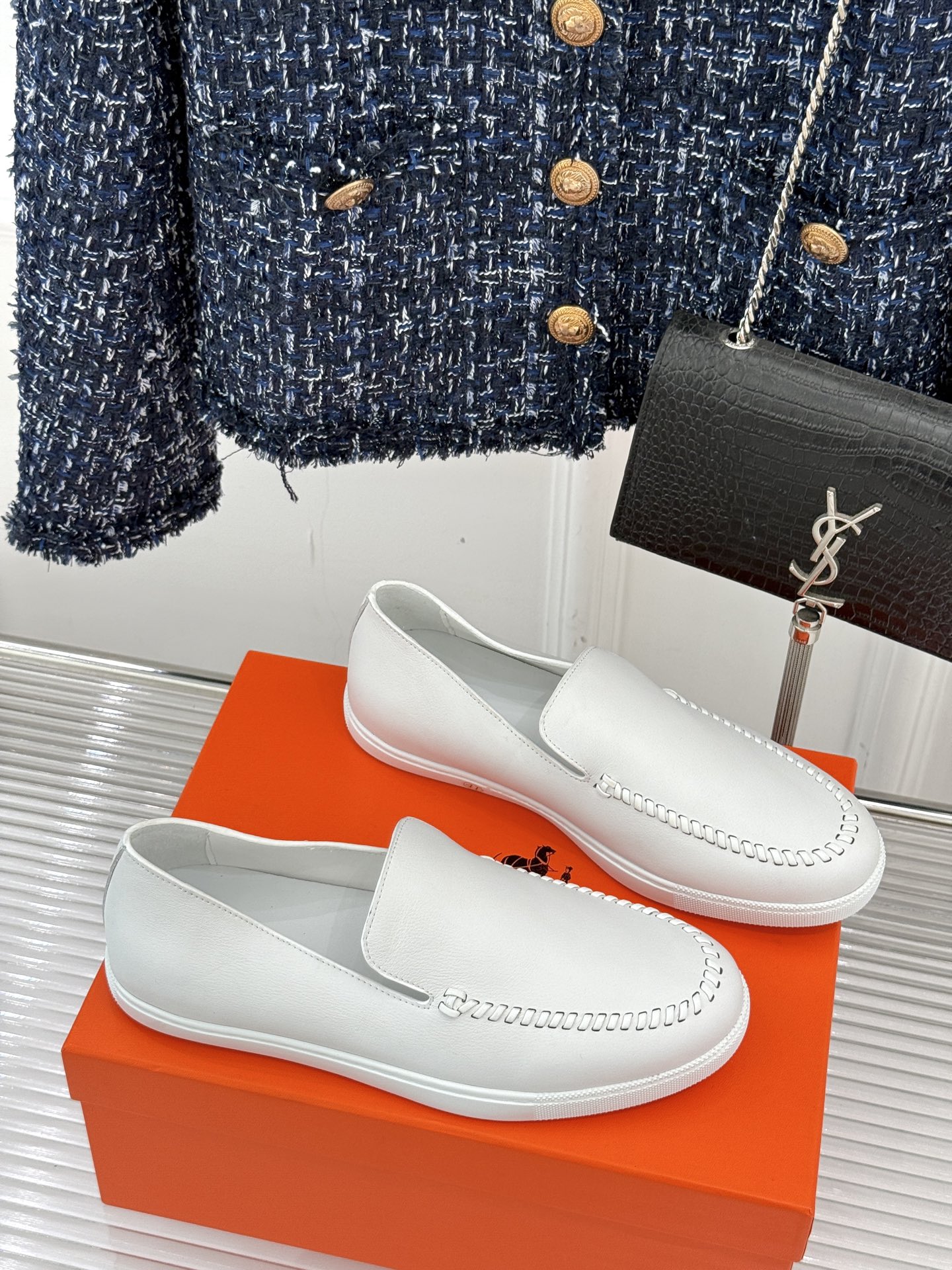 
Hermès/爱马仕25WF新品复古情侣款乐福鞋
爱情—是岁月长河里的熠熠星辰
而这双乐福鞋则是这浪漫