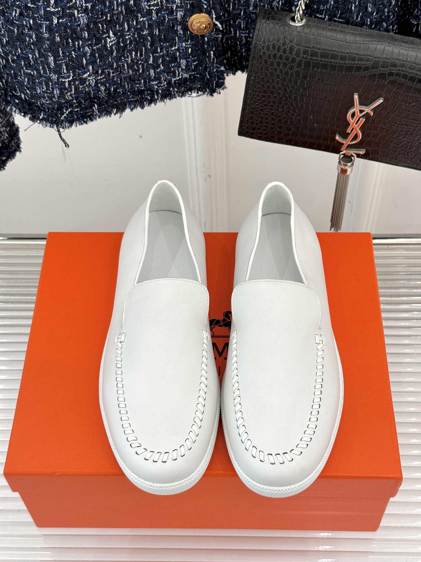 
Hermès/爱马仕25WF新品复古情侣款乐福鞋
爱情—是岁月长河里的熠熠星辰
而这双乐福鞋则是这浪漫