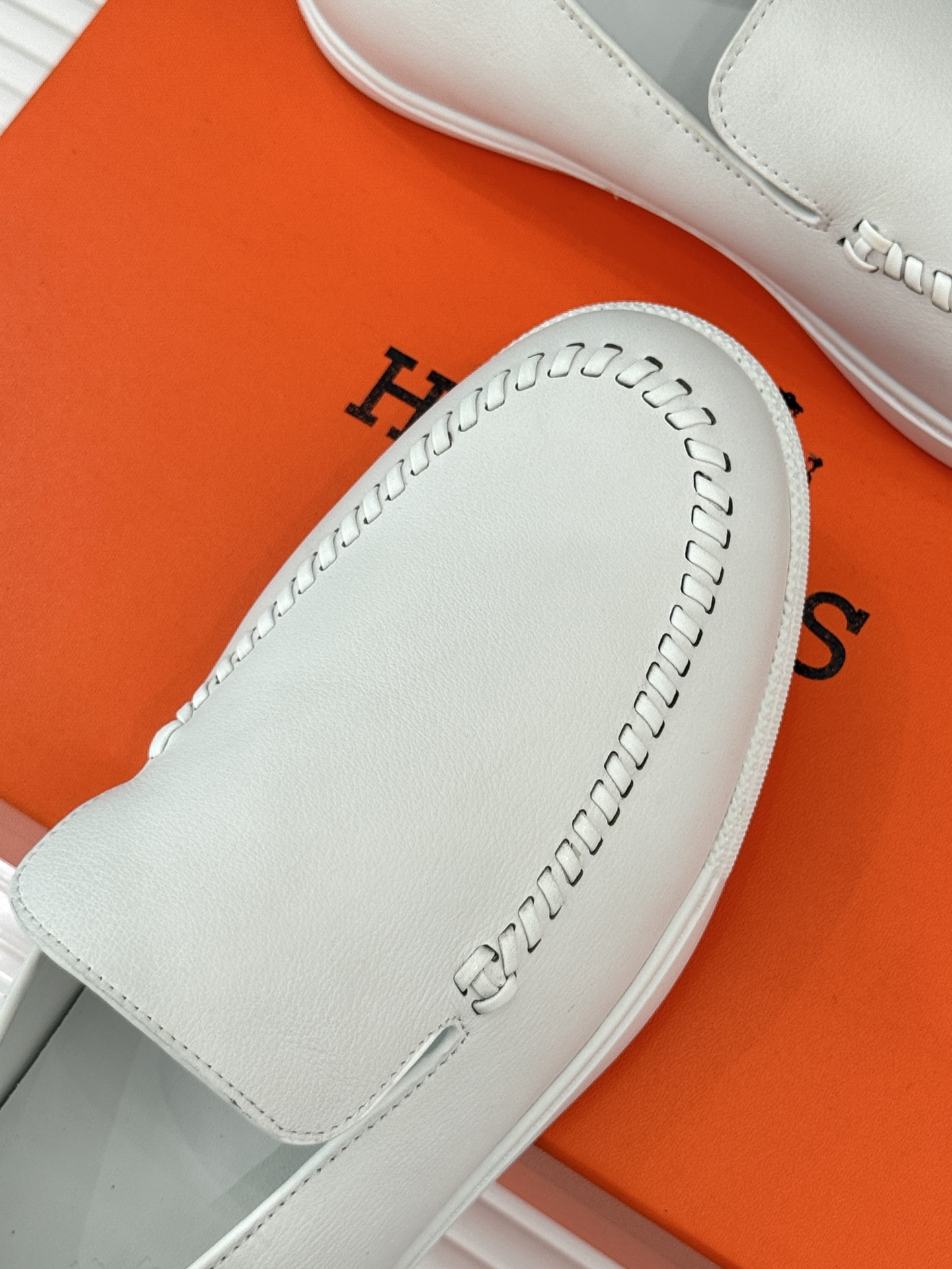 
Hermès/爱马仕25WF新品复古情侣款乐福鞋
爱情—是岁月长河里的熠熠星辰
而这双乐福鞋则是这浪漫