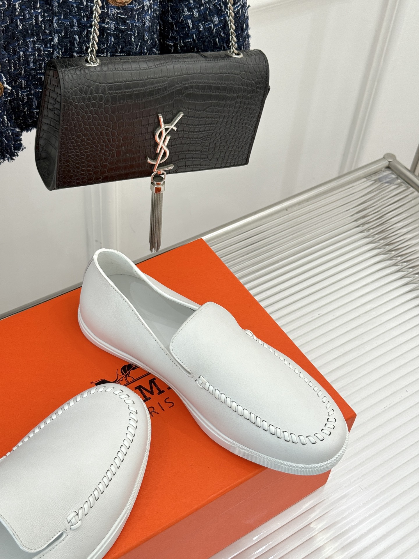 
Hermès/爱马仕25WF新品复古情侣款乐福鞋
爱情—是岁月长河里的熠熠星辰
而这双乐福鞋则是这浪漫