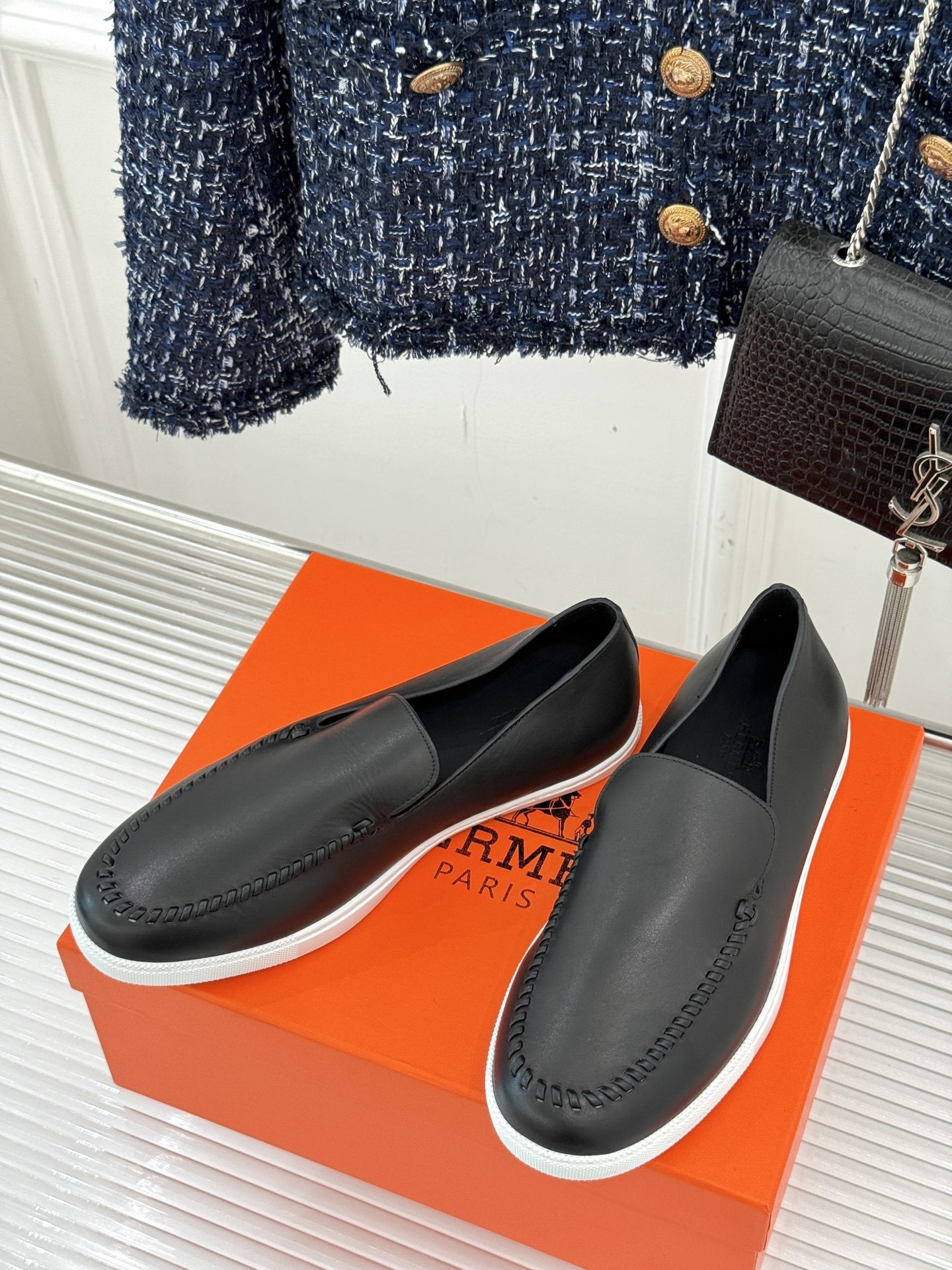 Hermès/爱马仕25WF新品复古情侣款乐福鞋
爱情—是岁月长河里的熠熠星辰
而这双乐福鞋则是这浪漫