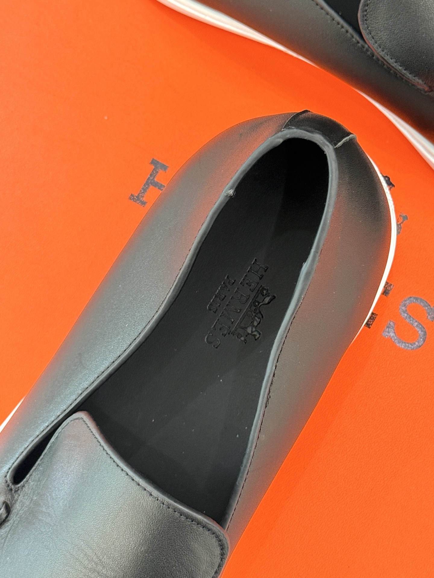 Hermès/爱马仕25WF新品复古情侣款乐福鞋
爱情—是岁月长河里的熠熠星辰
而这双乐福鞋则是这浪漫